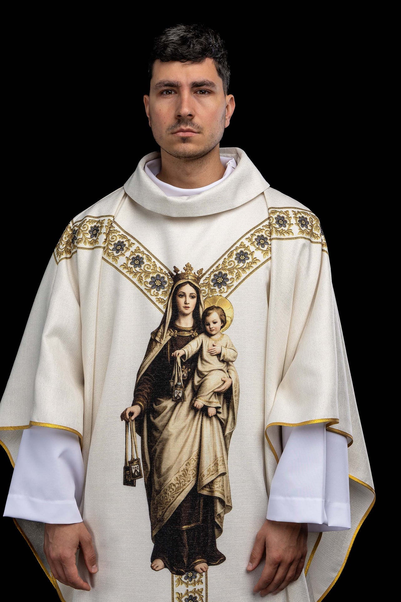 Casulla estampada con la imagen de Nuestra Señora del Carmen
