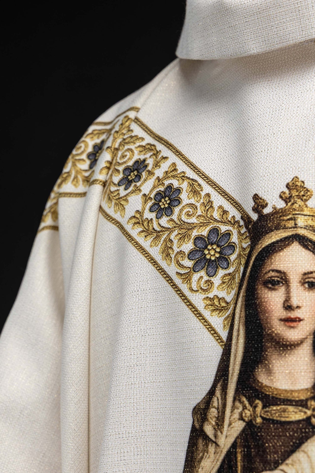 Casulla estampada con la imagen de Nuestra Señora del Carmen