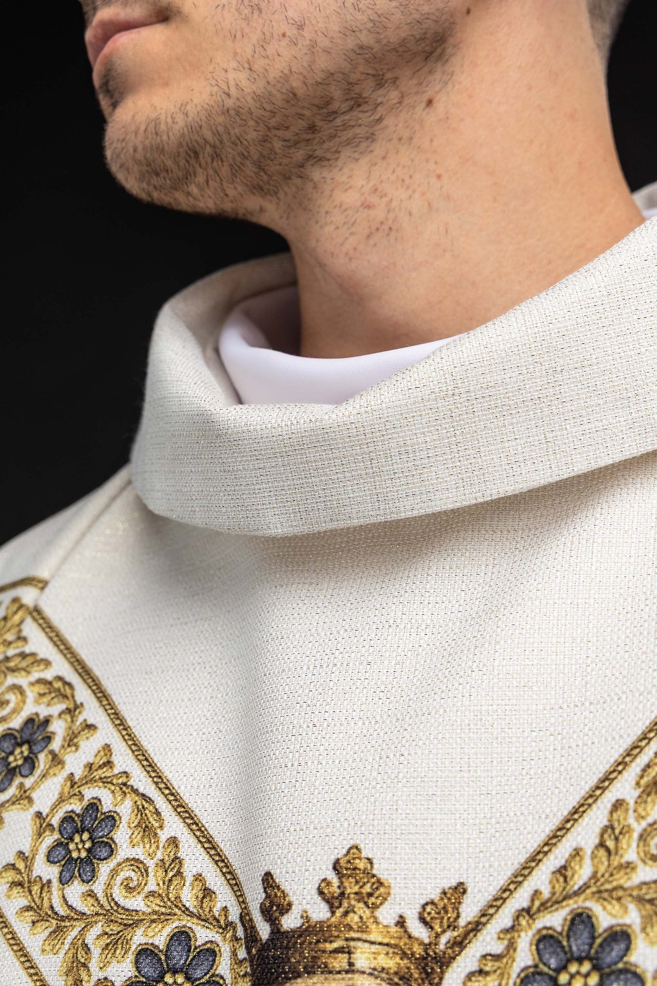 Casulla estampada con la imagen de Nuestra Señora del Carmen