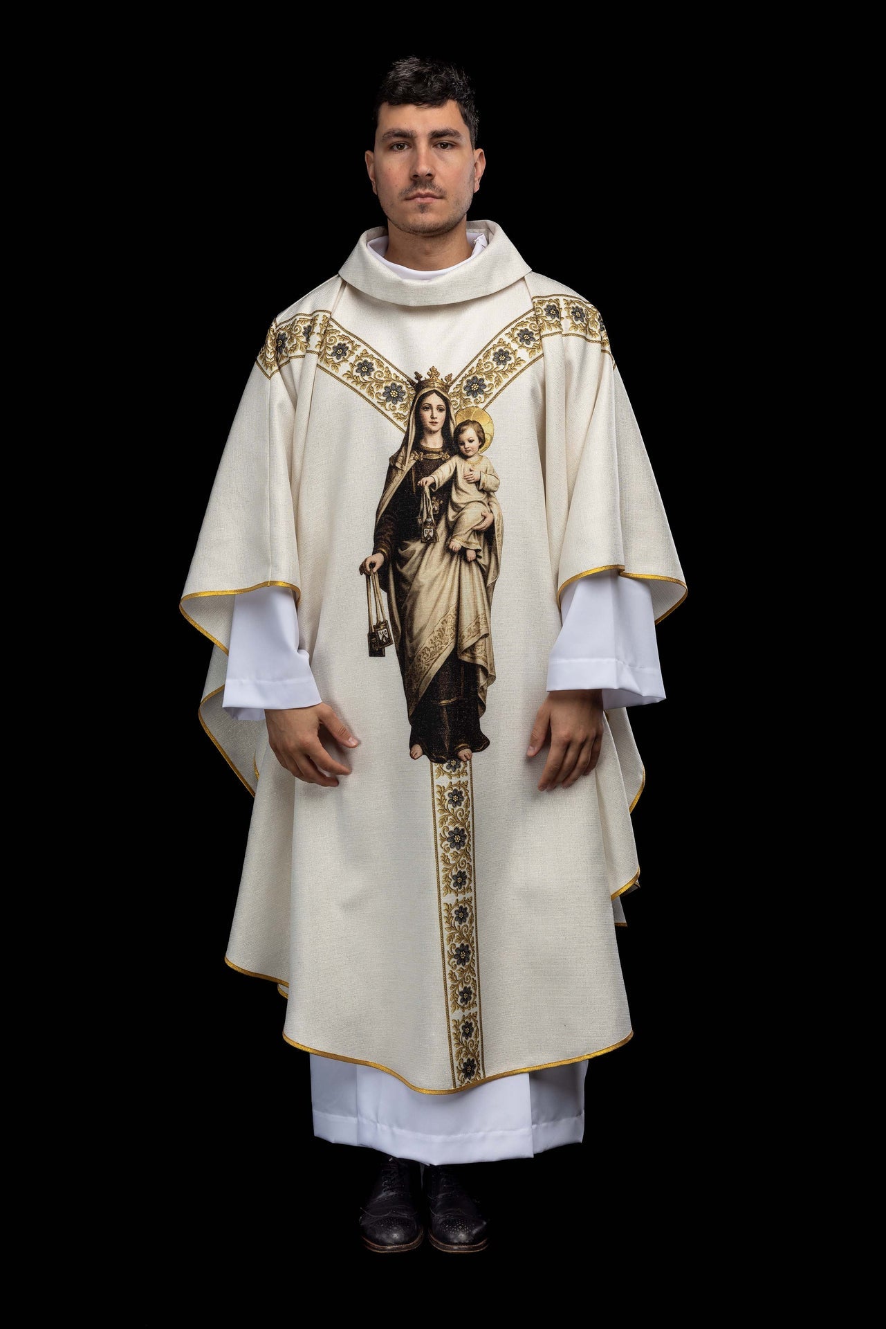 Casulla estampada con la imagen de Nuestra Señora del Carmen