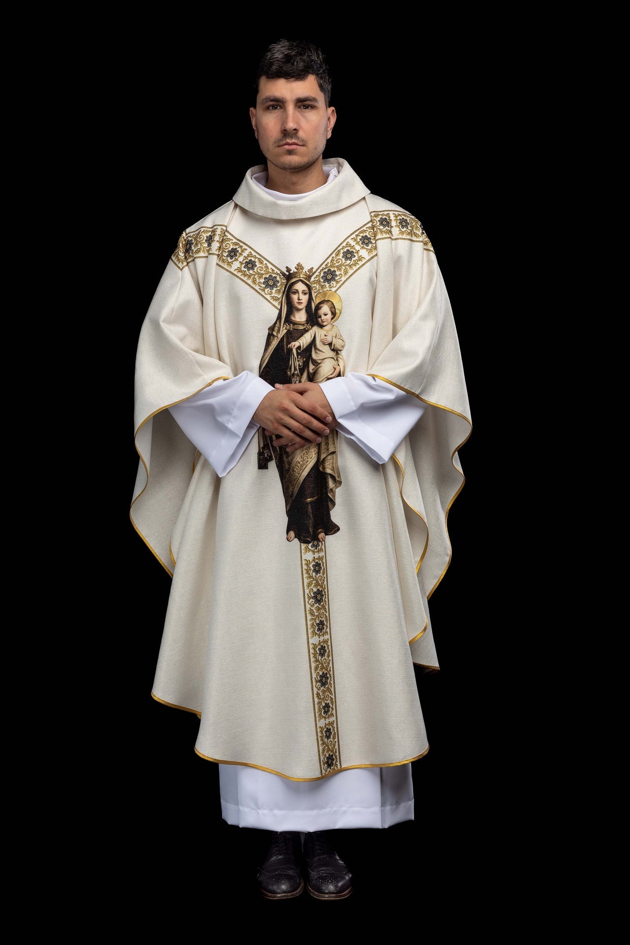 Casulla estampada con la imagen de Nuestra Señora del Carmen