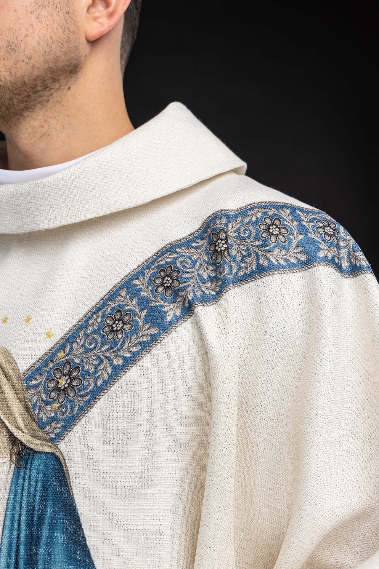 Casulla estampada con la imagen de la Inmaculada Concepción
