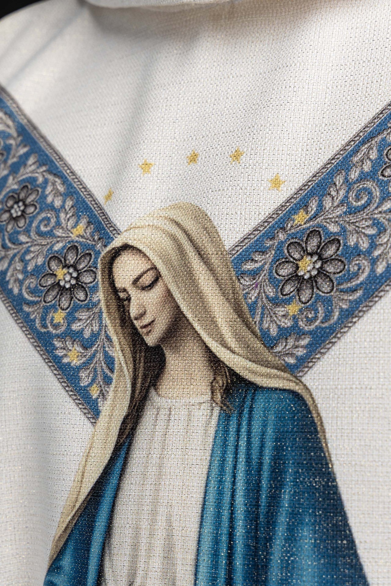 Casulla estampada con la imagen de la Inmaculada Concepción