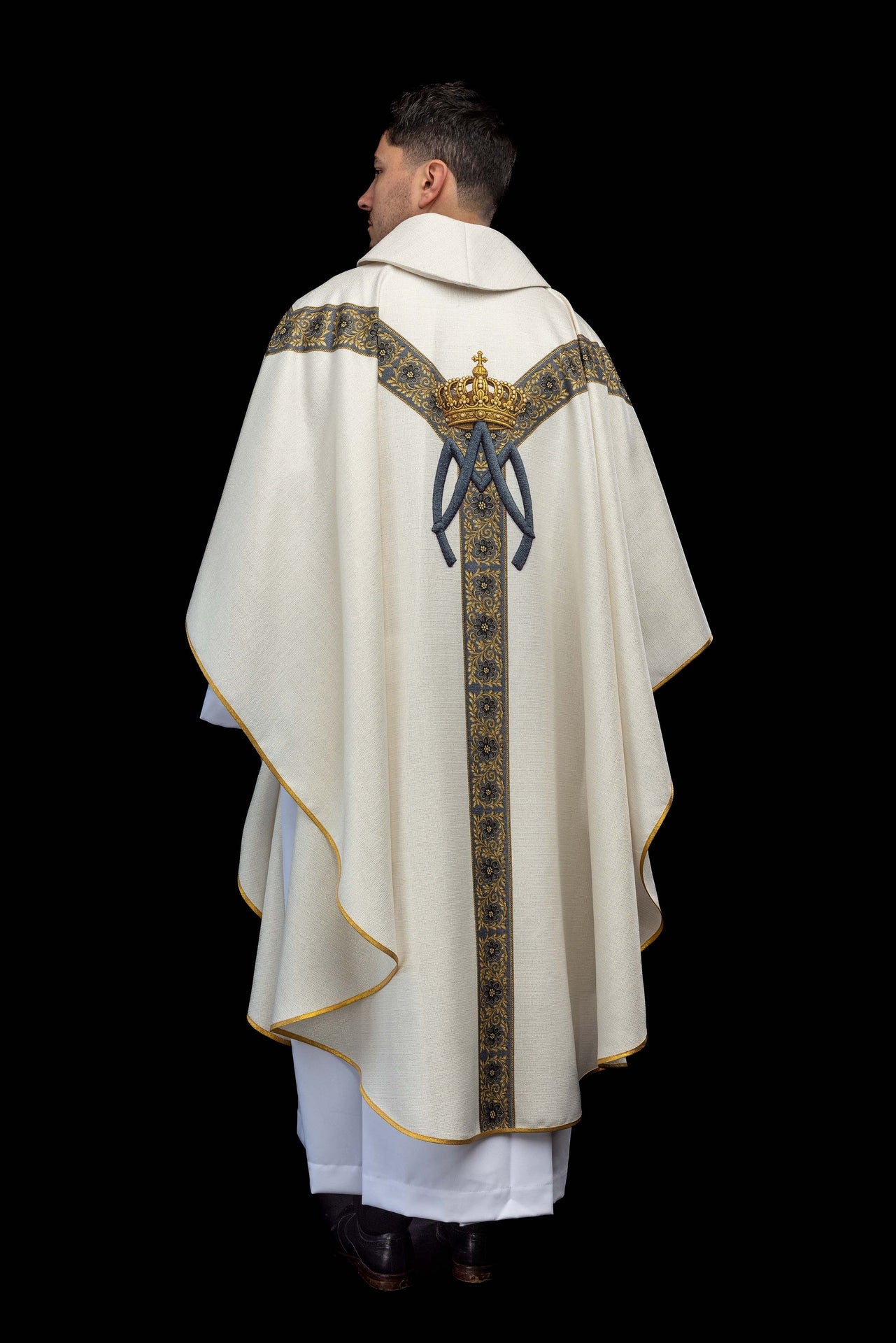 Casulla estampada con la imagen de Nuestra Señora de la Asunción