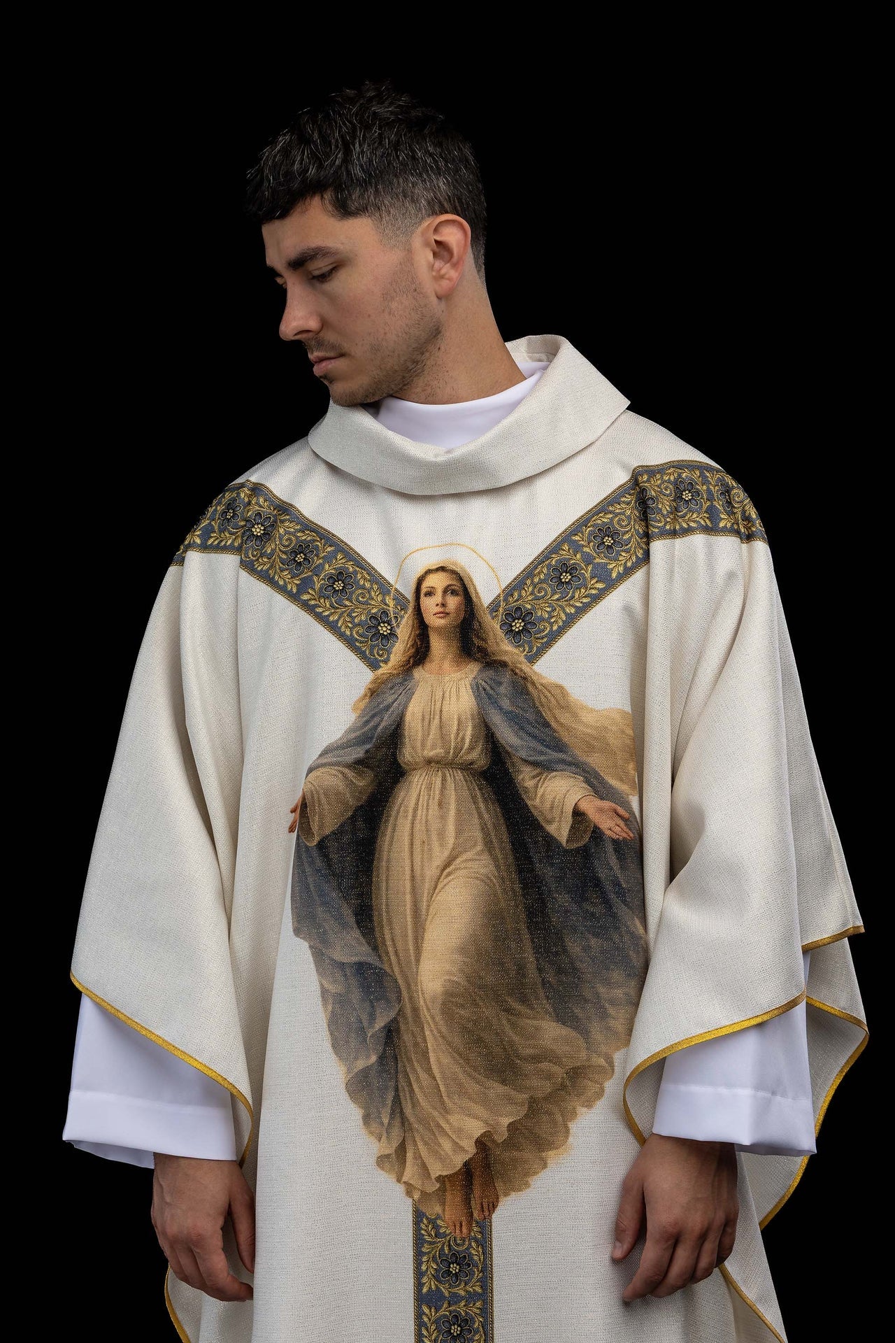 Casulla estampada con la imagen de Nuestra Señora de la Asunción