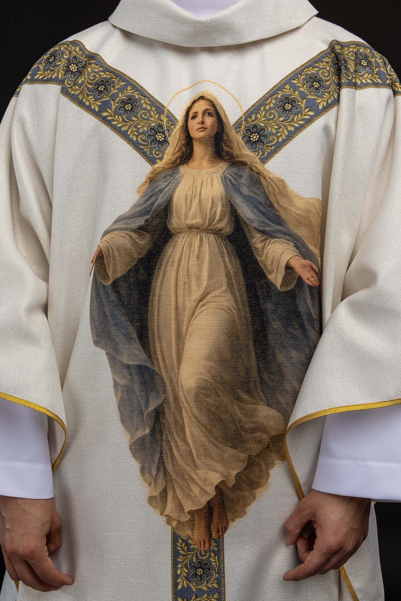 Casulla estampada con la imagen de Nuestra Señora de la Asunción