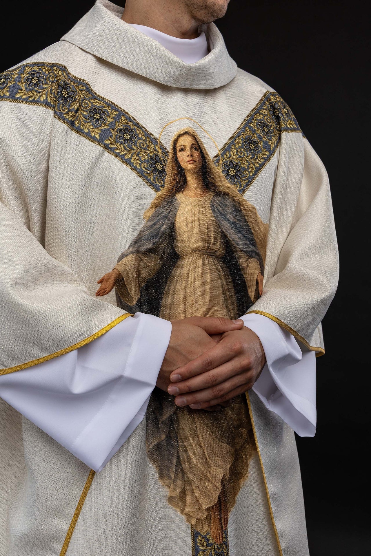 Casulla estampada con la imagen de Nuestra Señora de la Asunción
