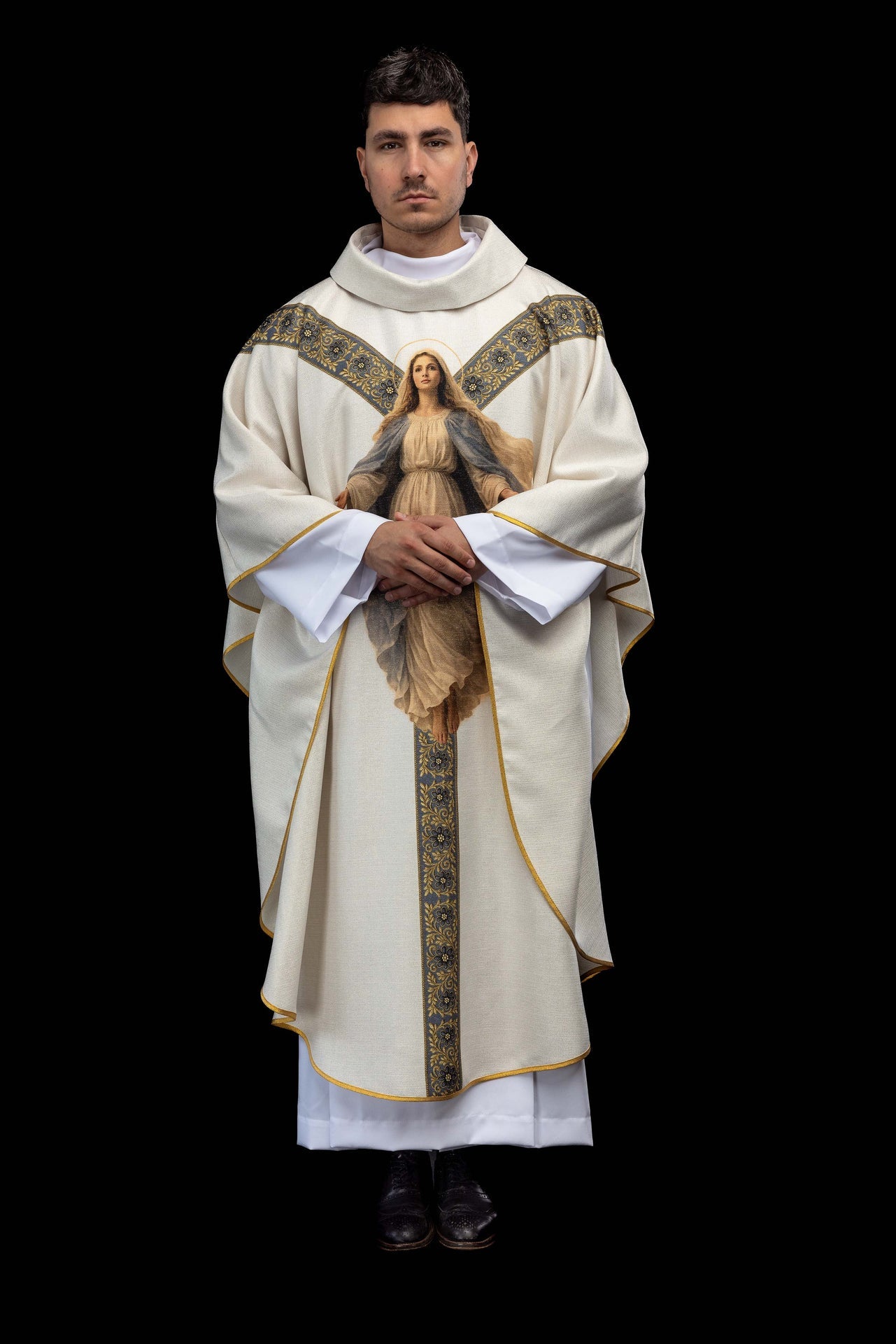 Casulla estampada con la imagen de Nuestra Señora de la Asunción