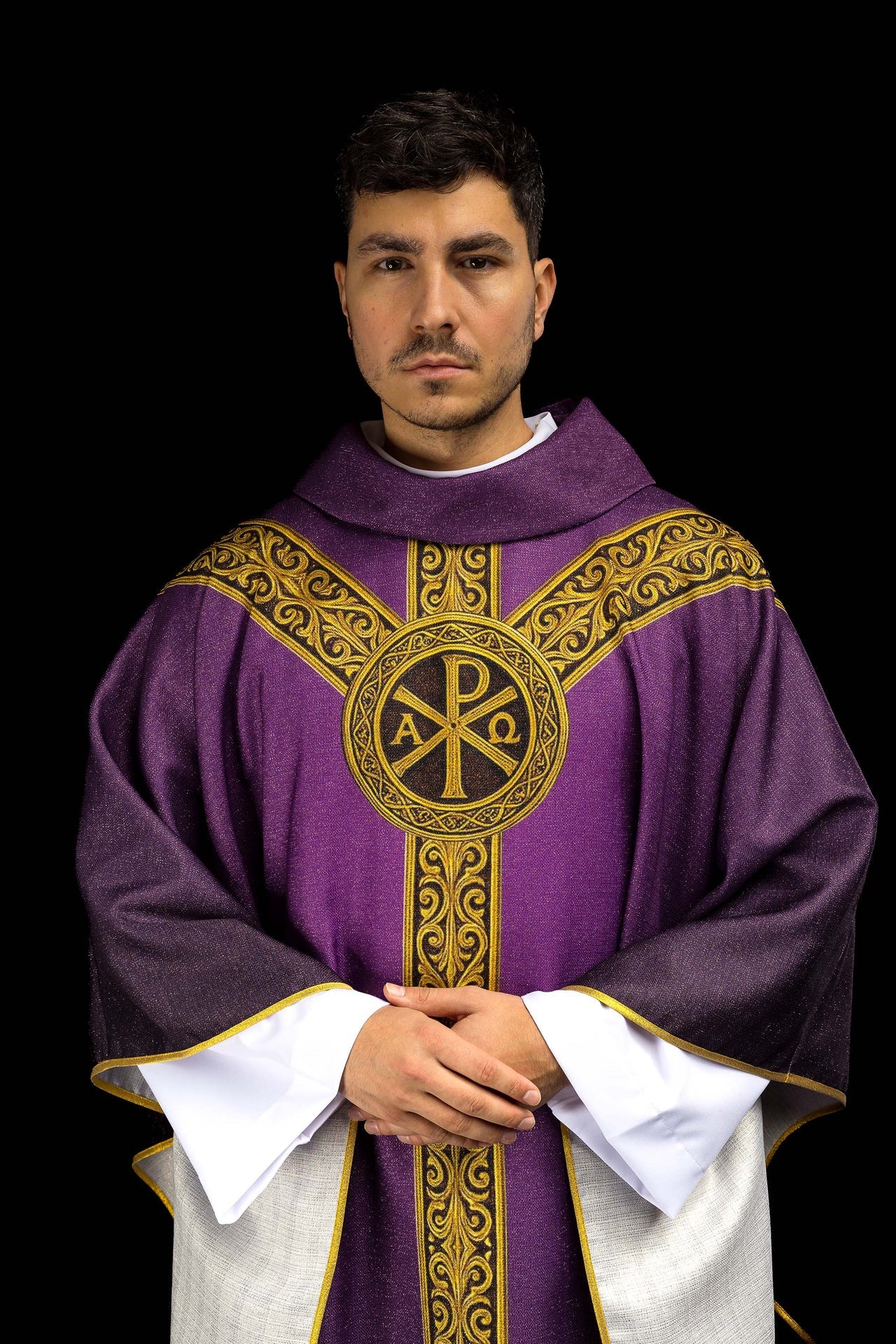 Casulla estampada “Pax” morada con ricos adornos dorados
