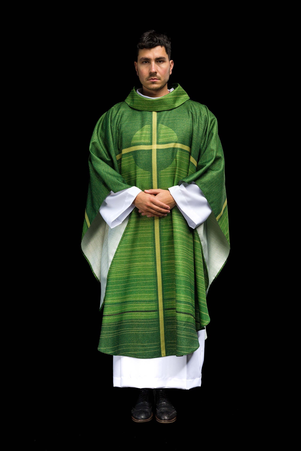 Casulla estampada verde con motivo de cruz