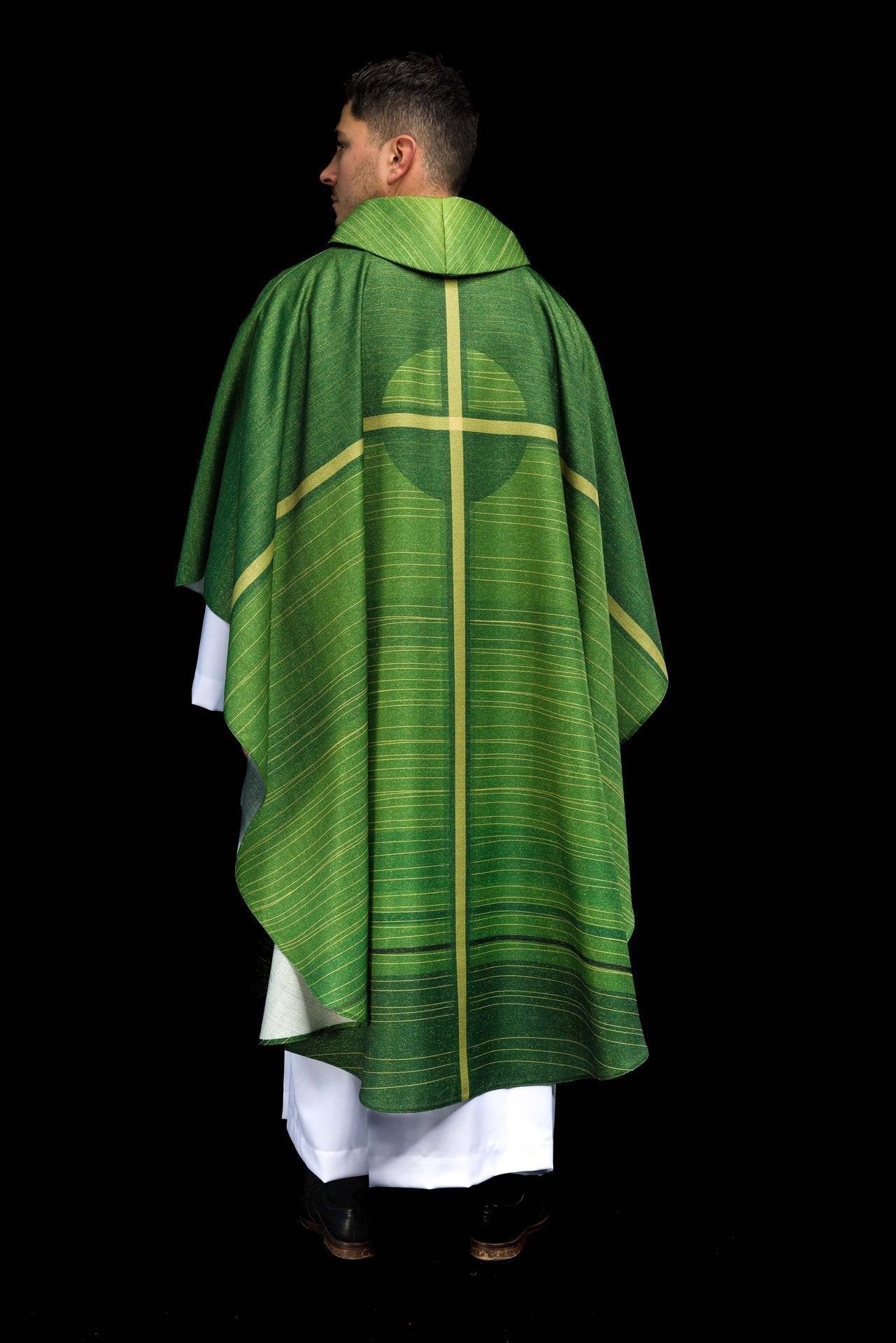 Casulla estampada verde con motivo de cruz