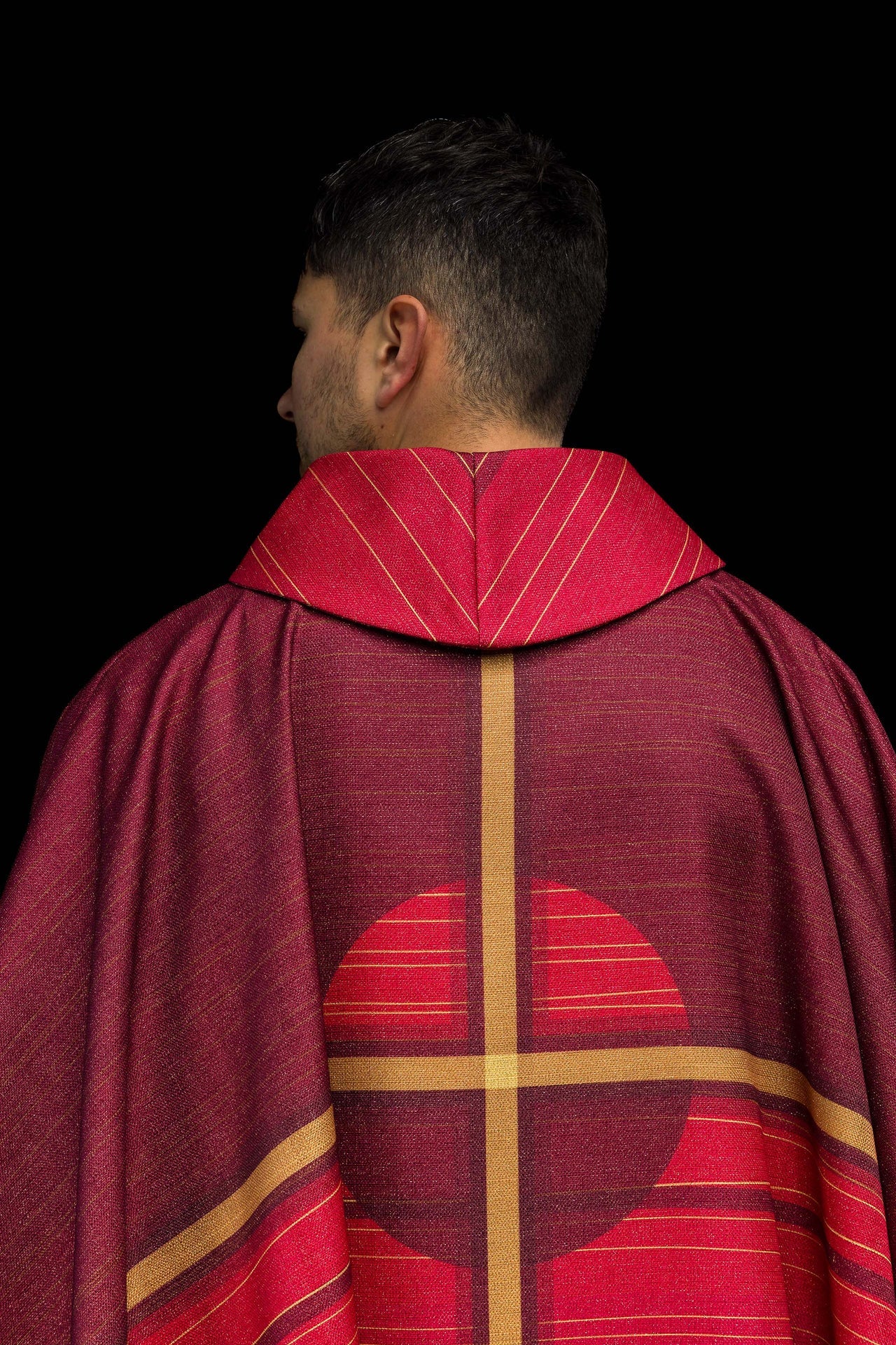 Casulla estampada roja con motivo de cruz