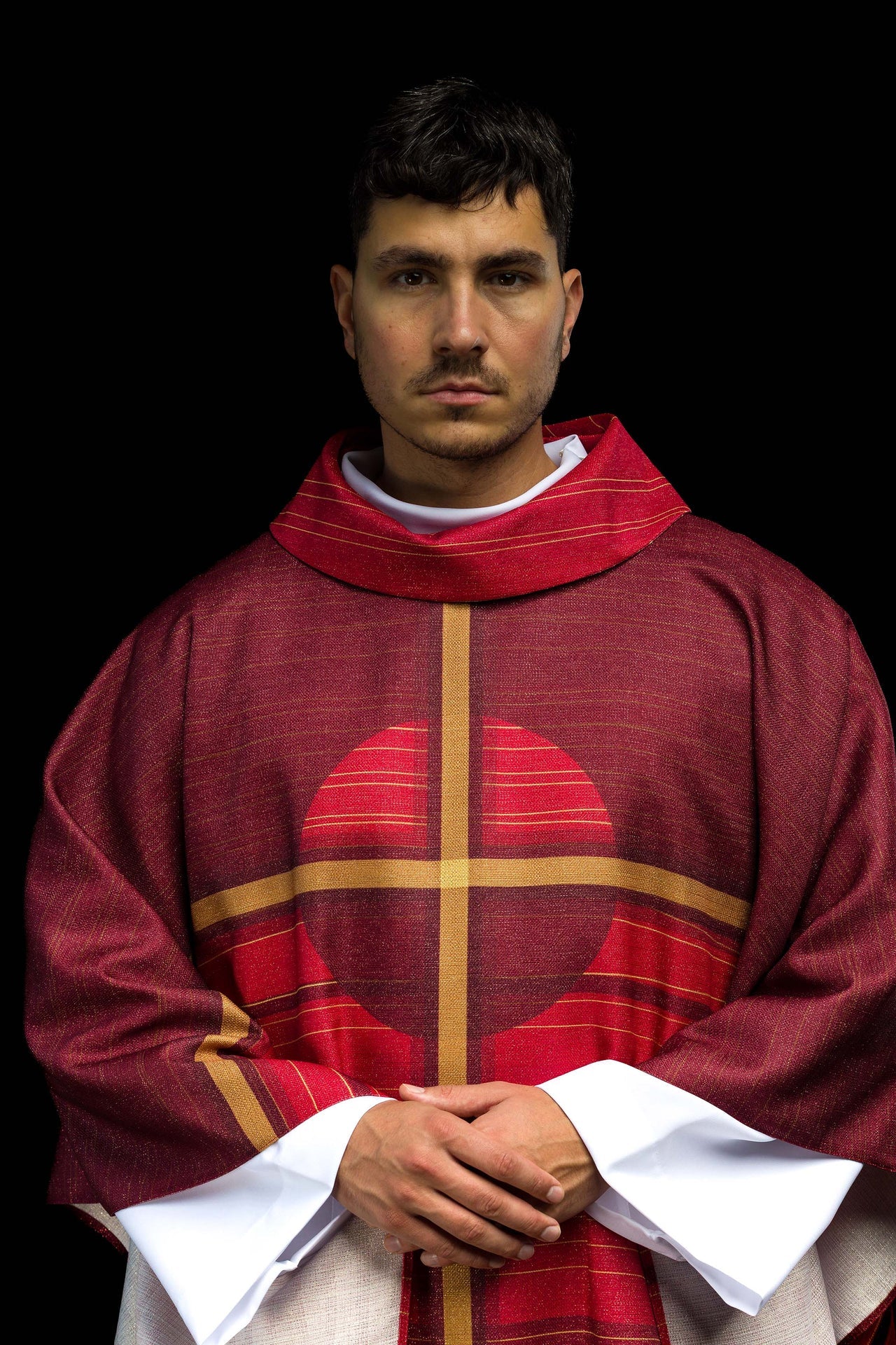 Casulla estampada roja con motivo de cruz