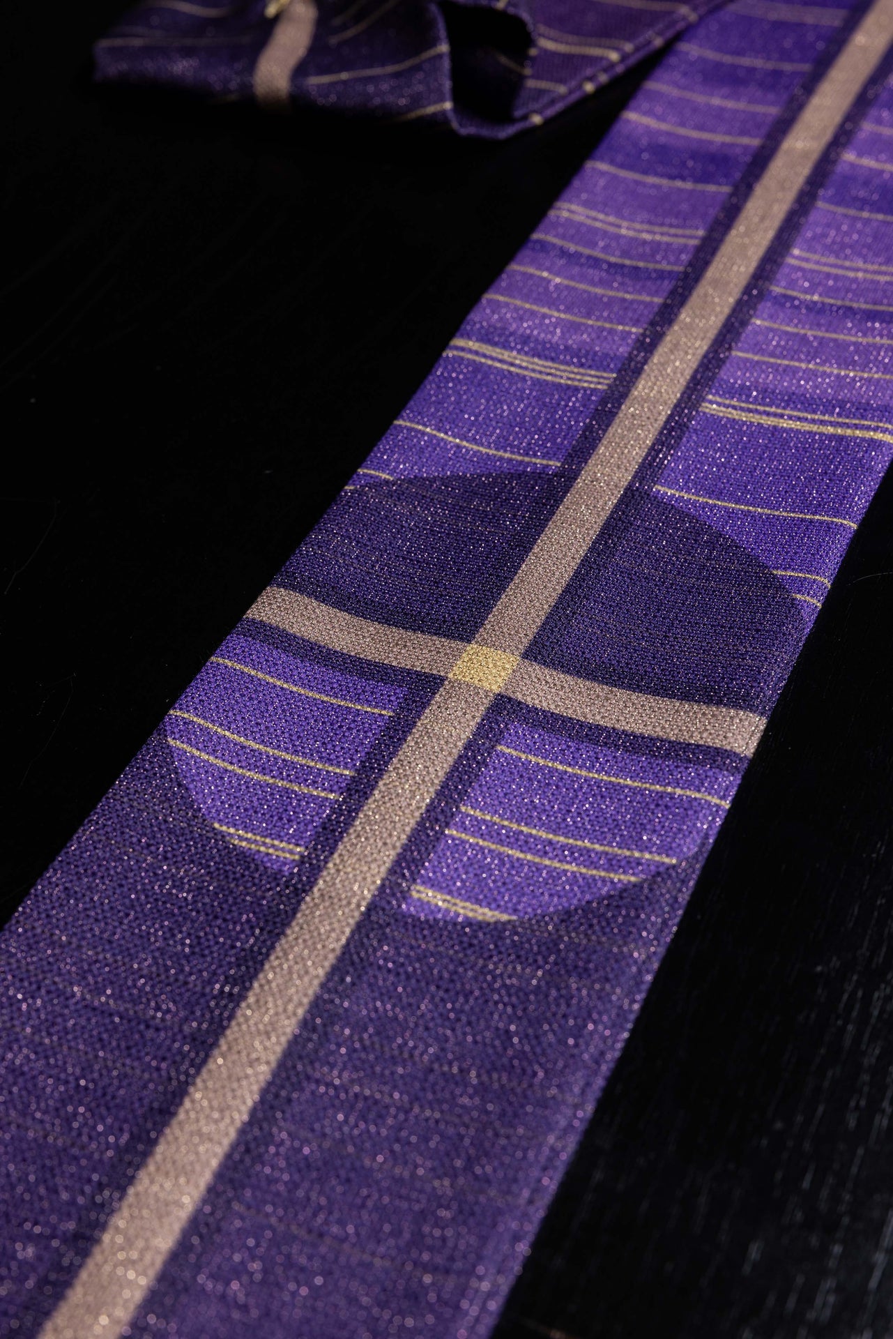 Casulla estampada morada con motivo de cruz