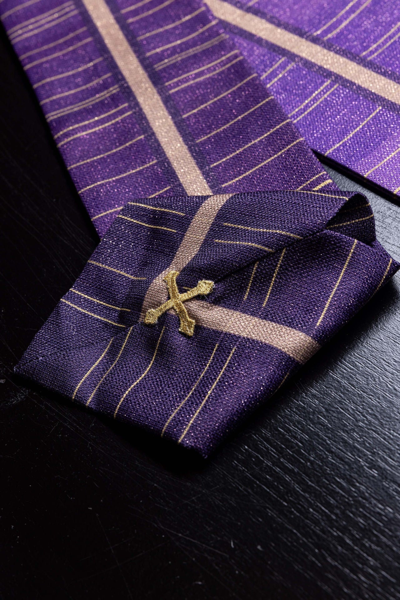 Casulla estampada morada con motivo de cruz