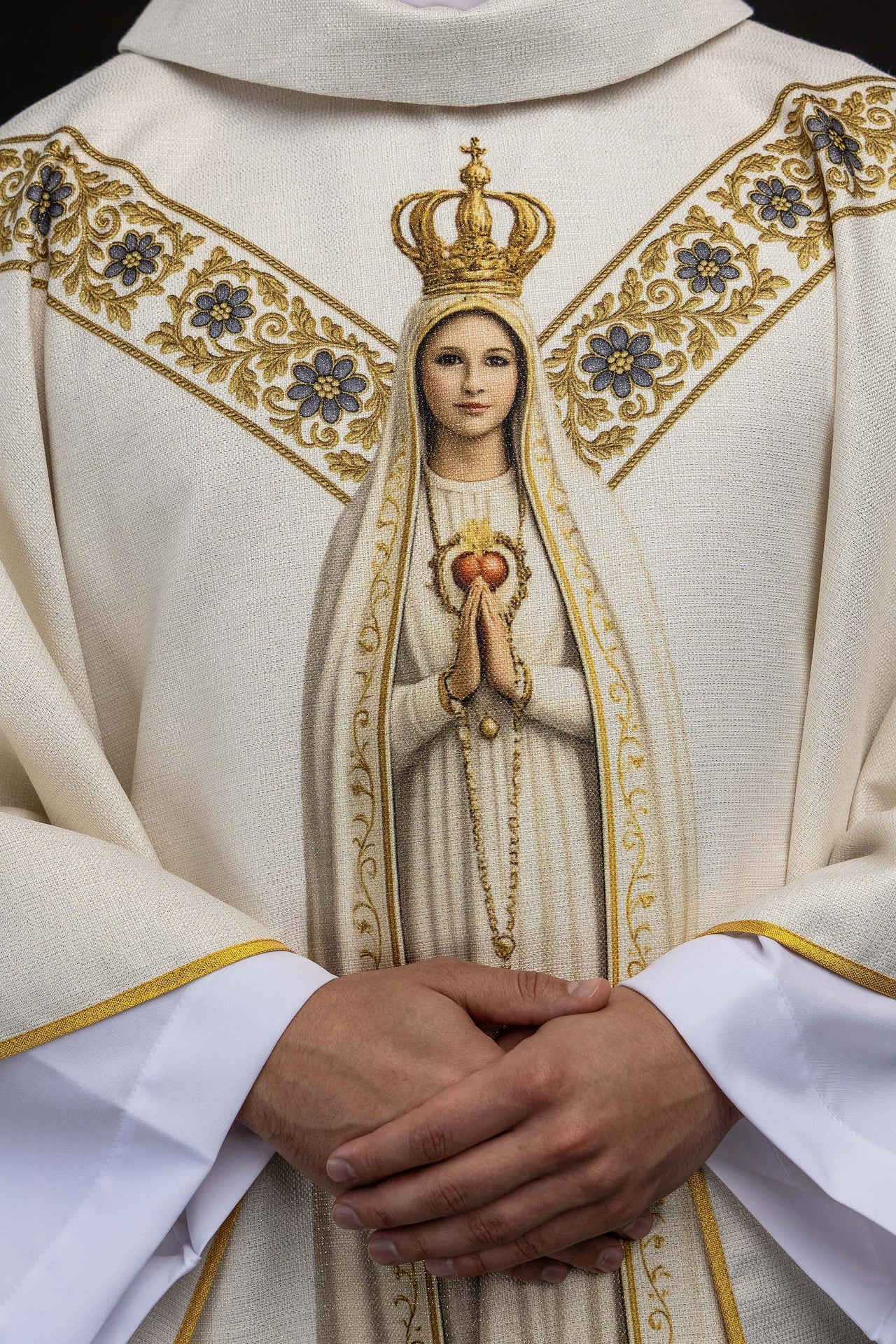 Casulla estampada con la imagen de Nuestra Señora de Fátima