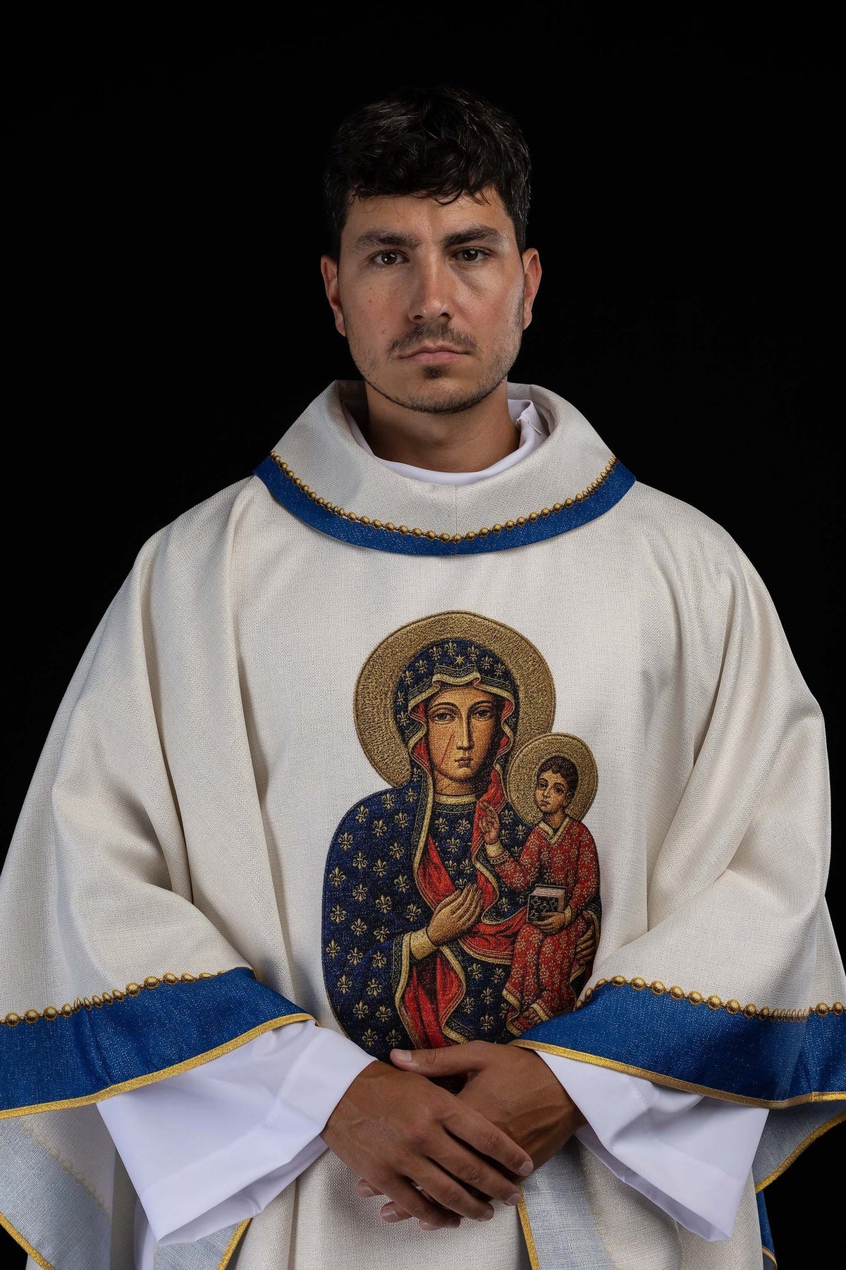 Casulla estampada con la imagen de Nuestra Señora de Częstochowa