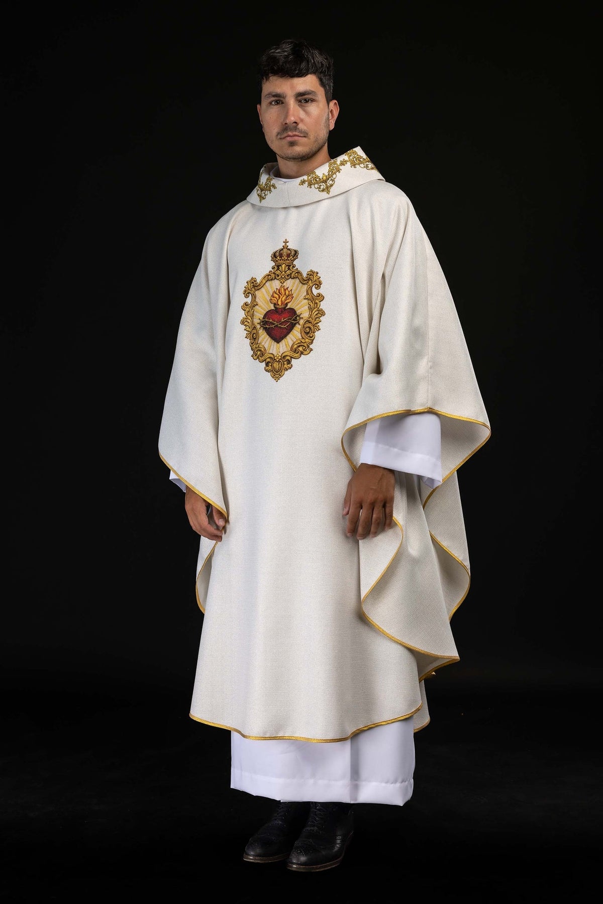 Casulla estampada con motivo del Sagrado Corazón de Jesús, marfil