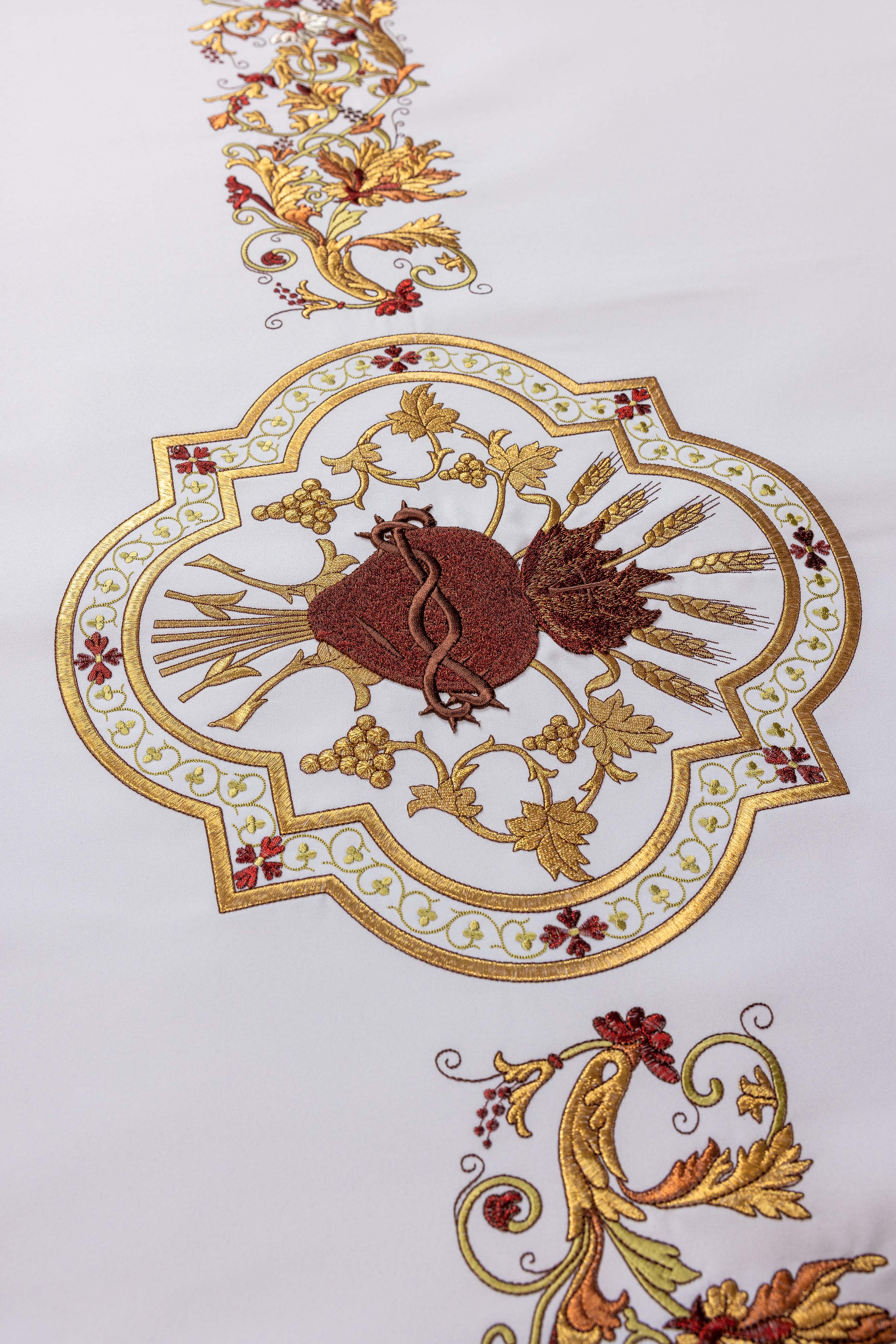 Toalha de altar com bordado frontal no motivo do Sagrado Coração