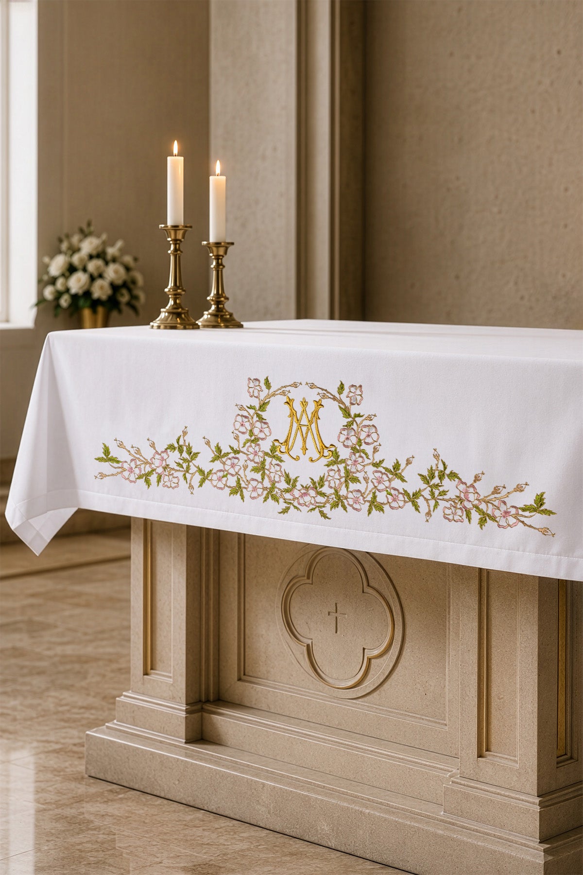 Toalha de altar ricamente decorada com bordado frontal em motivo mariano