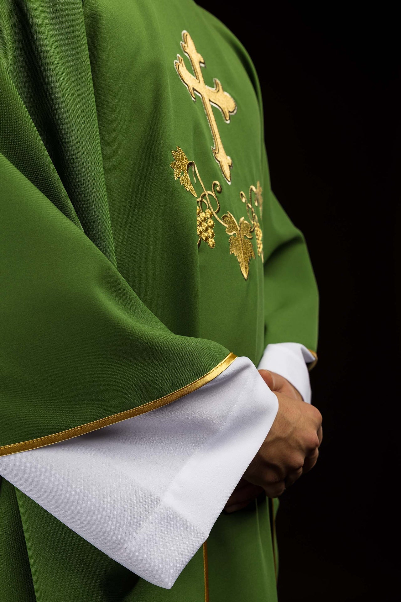 Casulla bordada con el símbolo de la cruz y cuello ancho en color verde