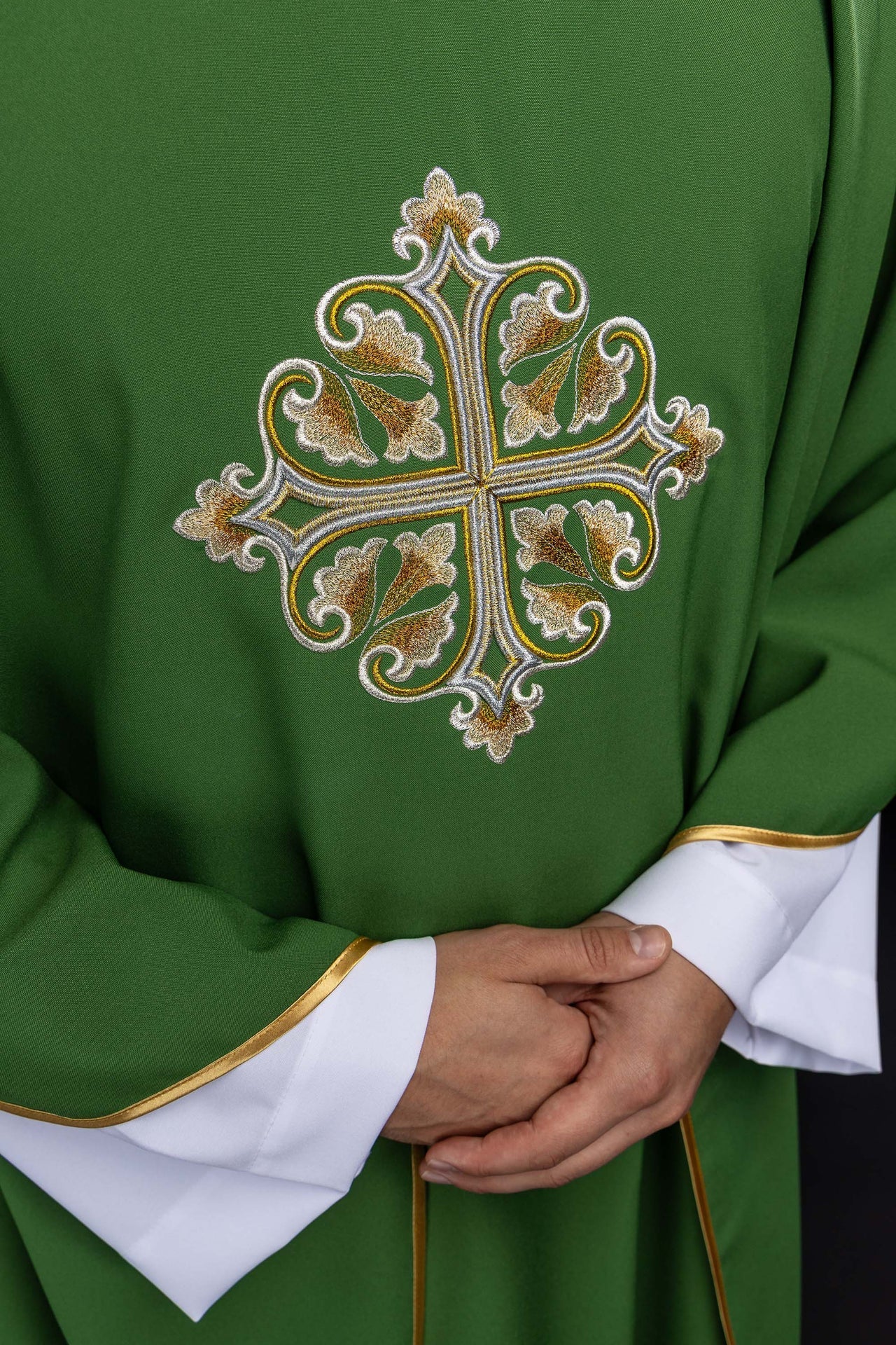 Casulla verde bordada con cruz ornamentada y cuello amplio