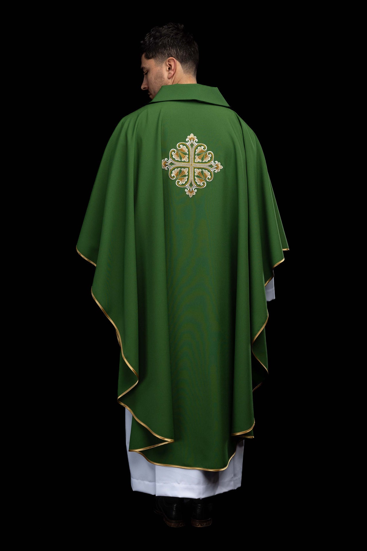 Casulla verde bordada con cruz ornamentada y cuello amplio