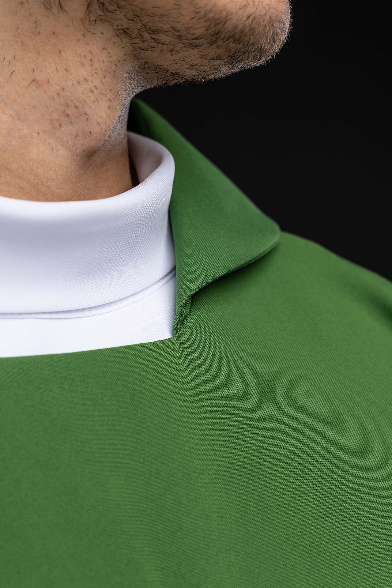 Casulla verde bordada con cruz ornamentada y cuello amplio