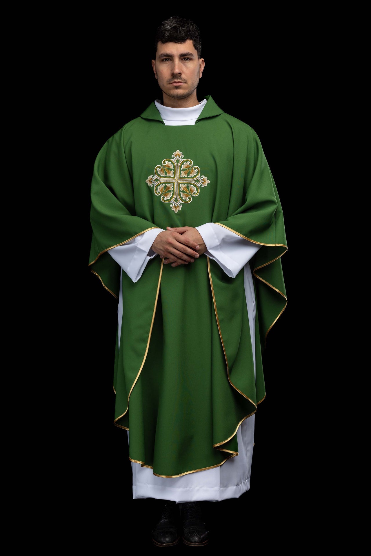 Casulla verde bordada con cruz ornamentada y cuello amplio
