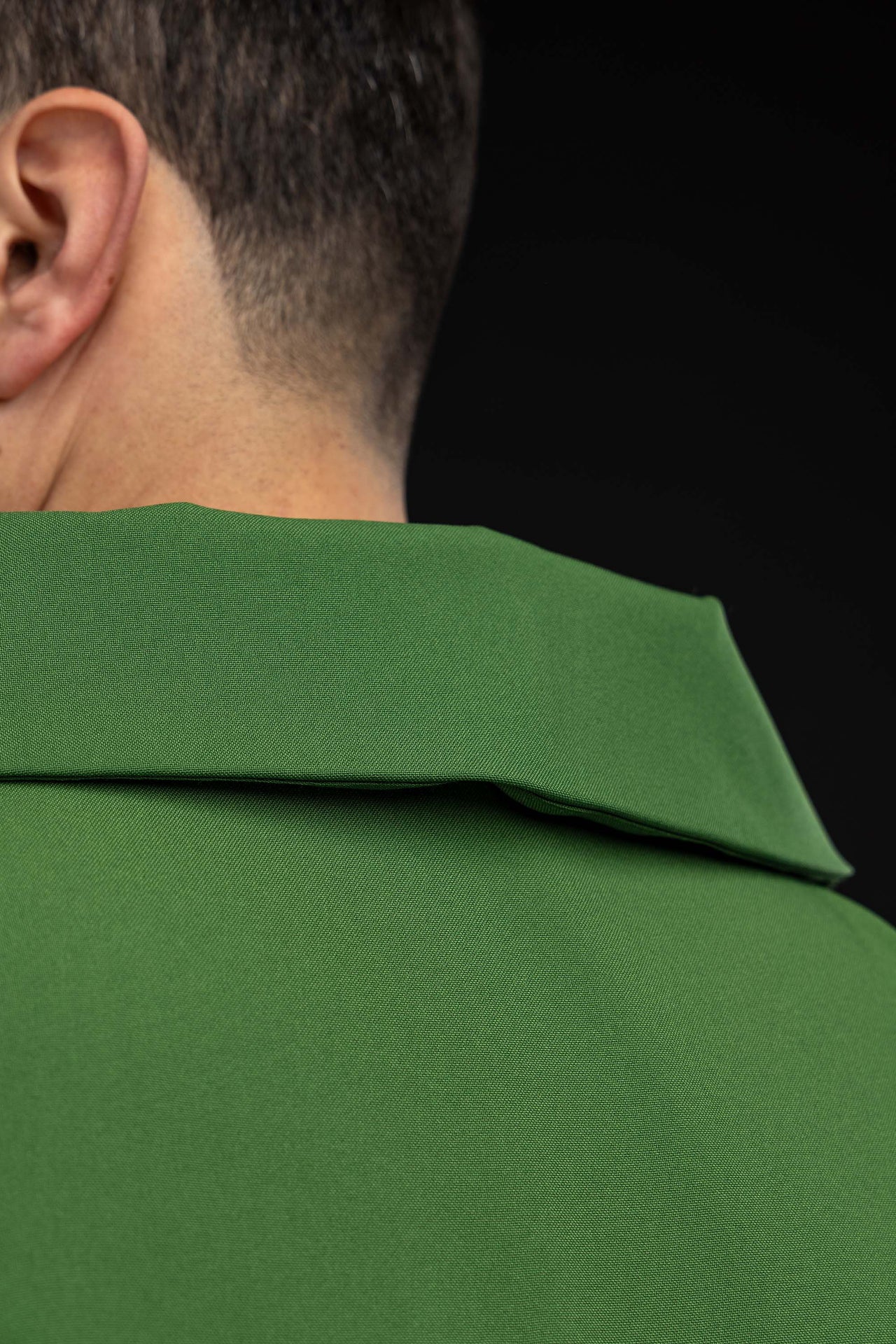 Casulla verde bordada con cruz ornamentada y cuello amplio