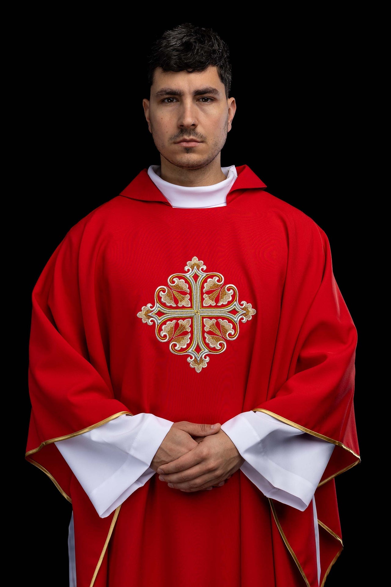 Casulla roja bordada con cruz ornamentada y cuello amplio