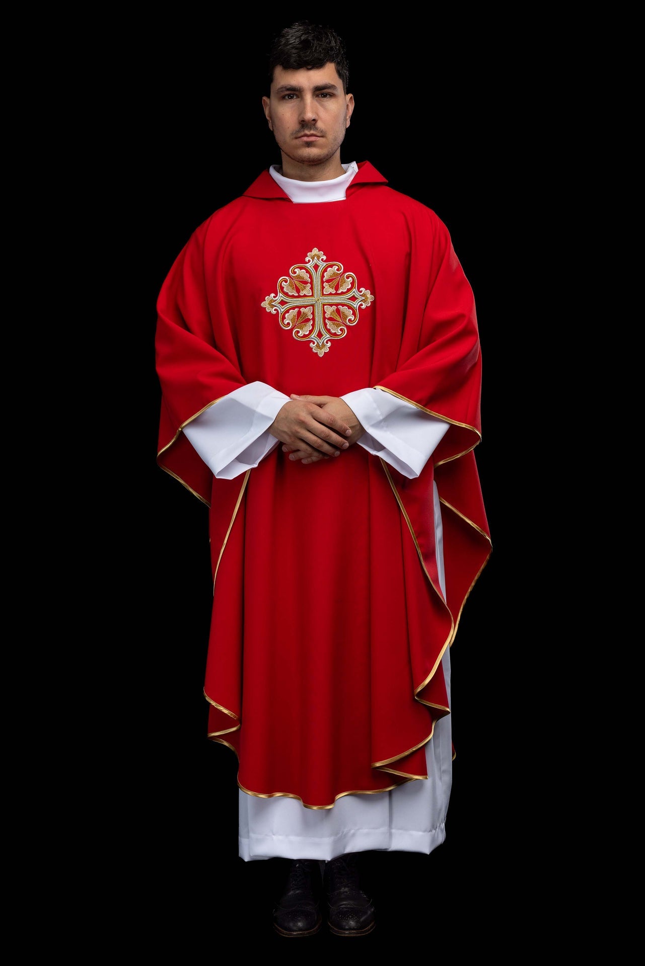 Casulla roja bordada con cruz ornamentada y cuello amplio