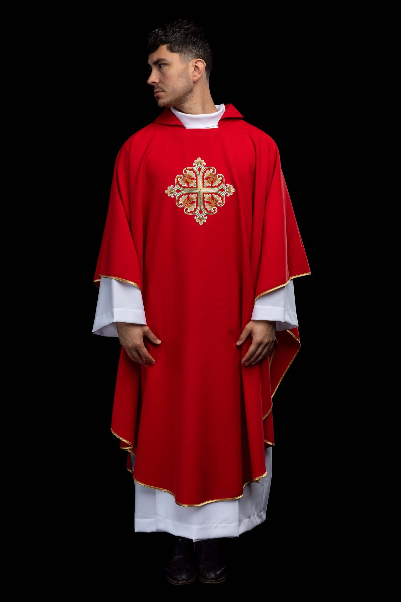 Casulla roja bordada con cruz ornamentada y cuello amplio