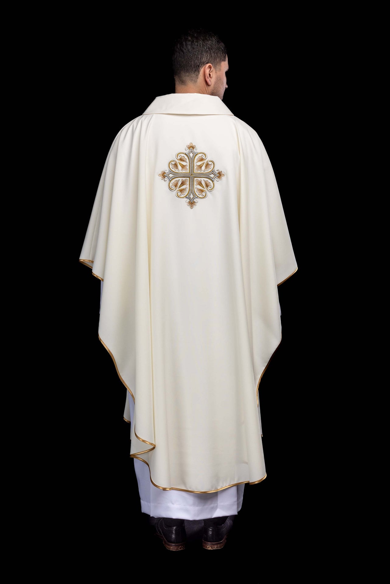 Casulla ecru bordada con cruz ornamentada y cuello amplio