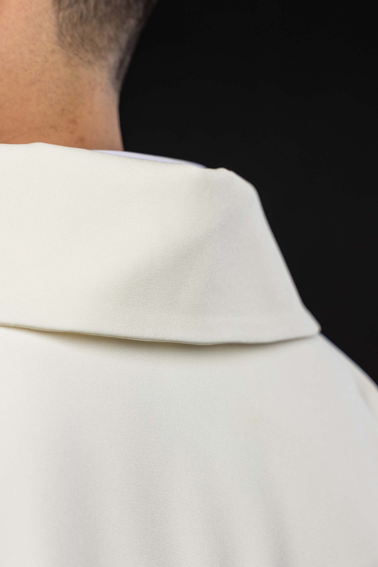 Casulla ecru bordada con cruz ornamentada y cuello amplio