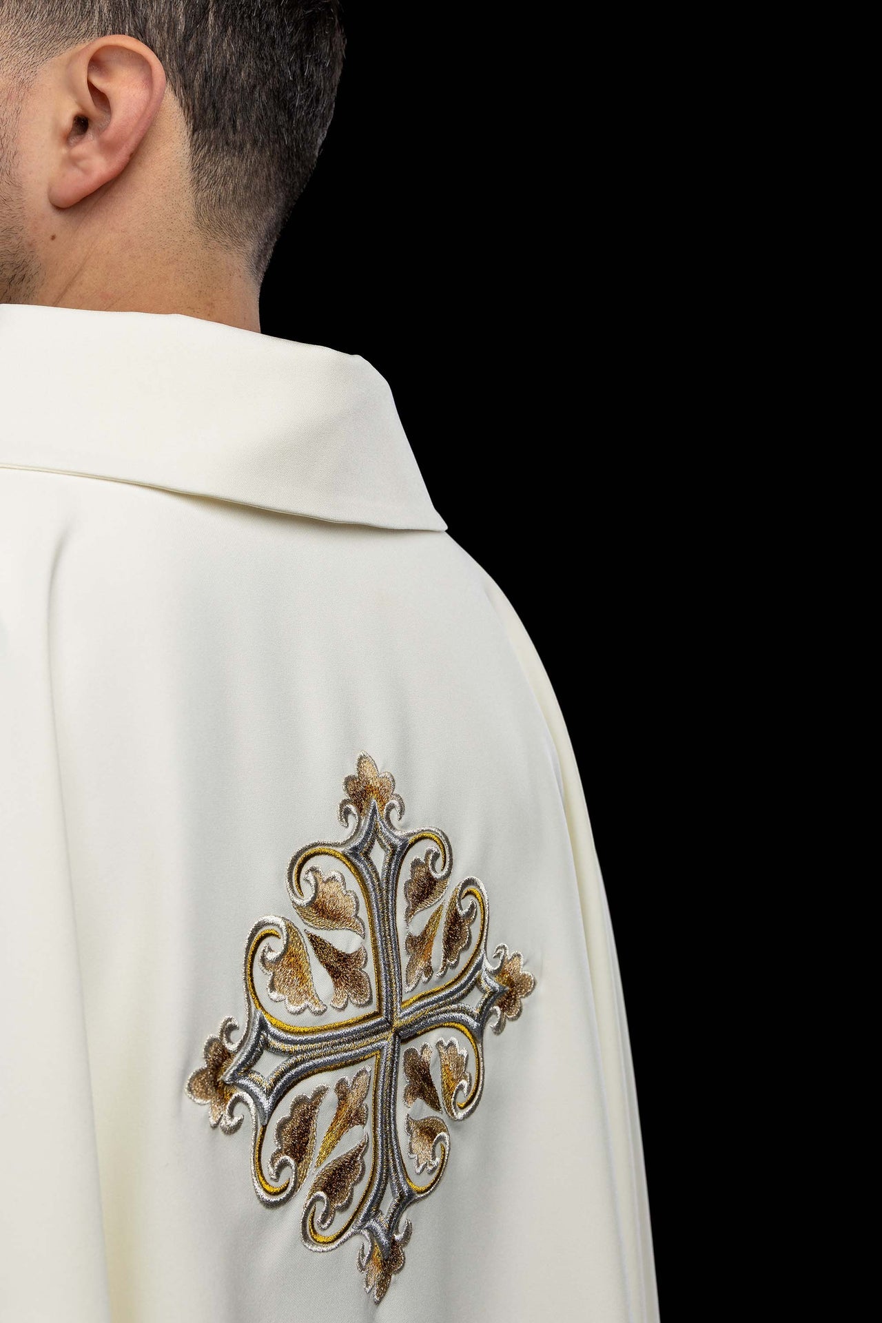 Casulla ecru bordada con cruz ornamentada y cuello amplio