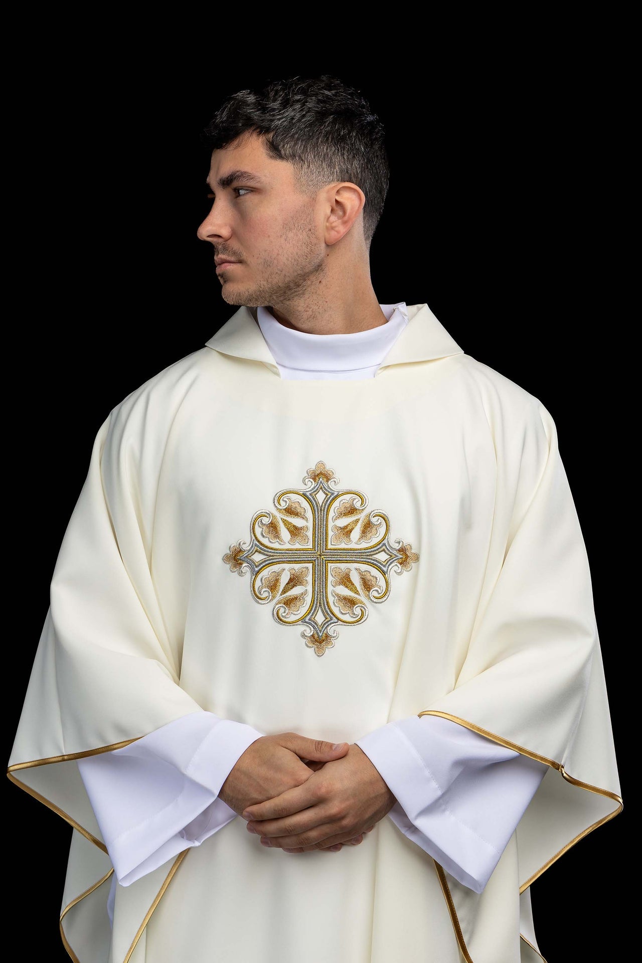 Casulla ecru bordada con cruz ornamentada y cuello amplio