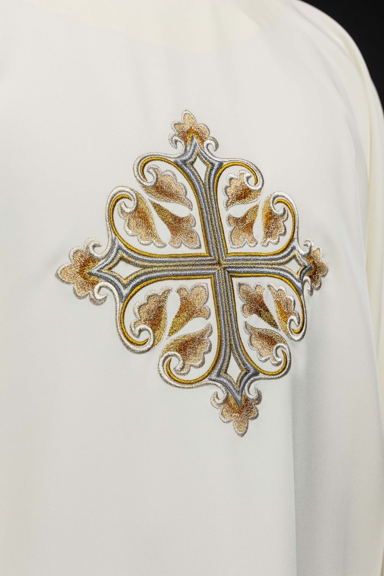 Casulla ecru bordada con cruz ornamentada y cuello amplio