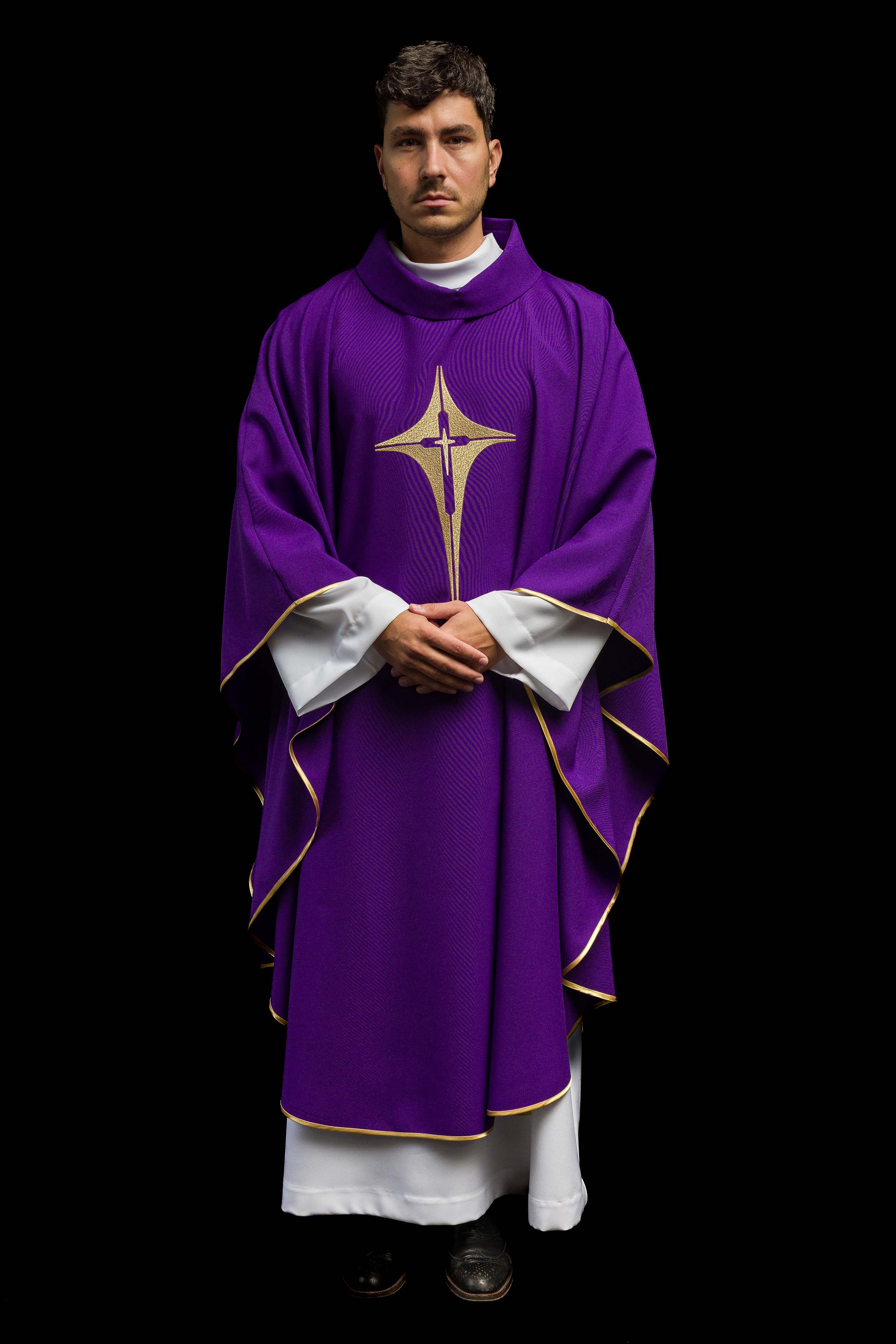 Casula roxa com cruz bordada a ouro