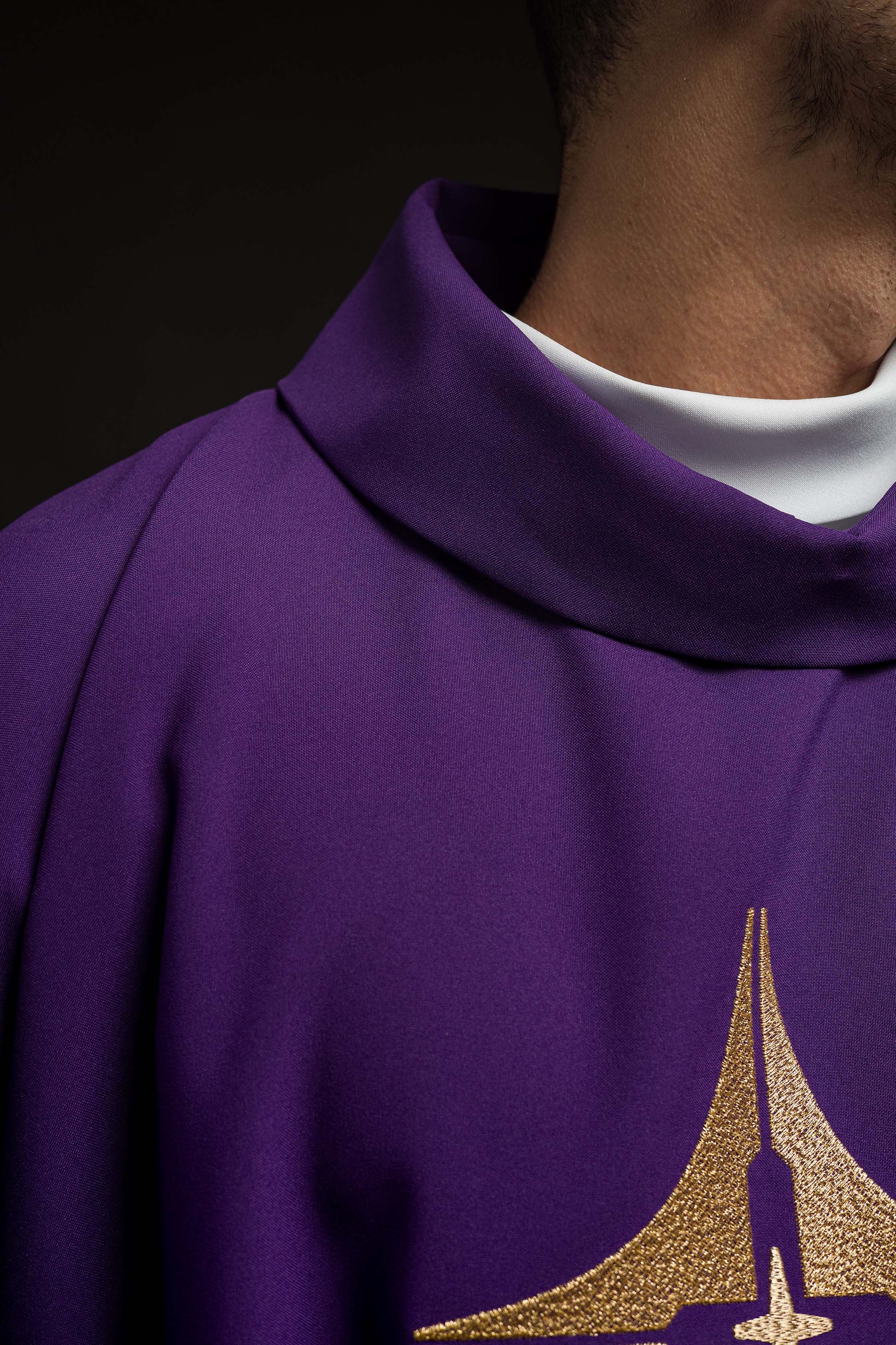 Casula roxa com cruz bordada a ouro