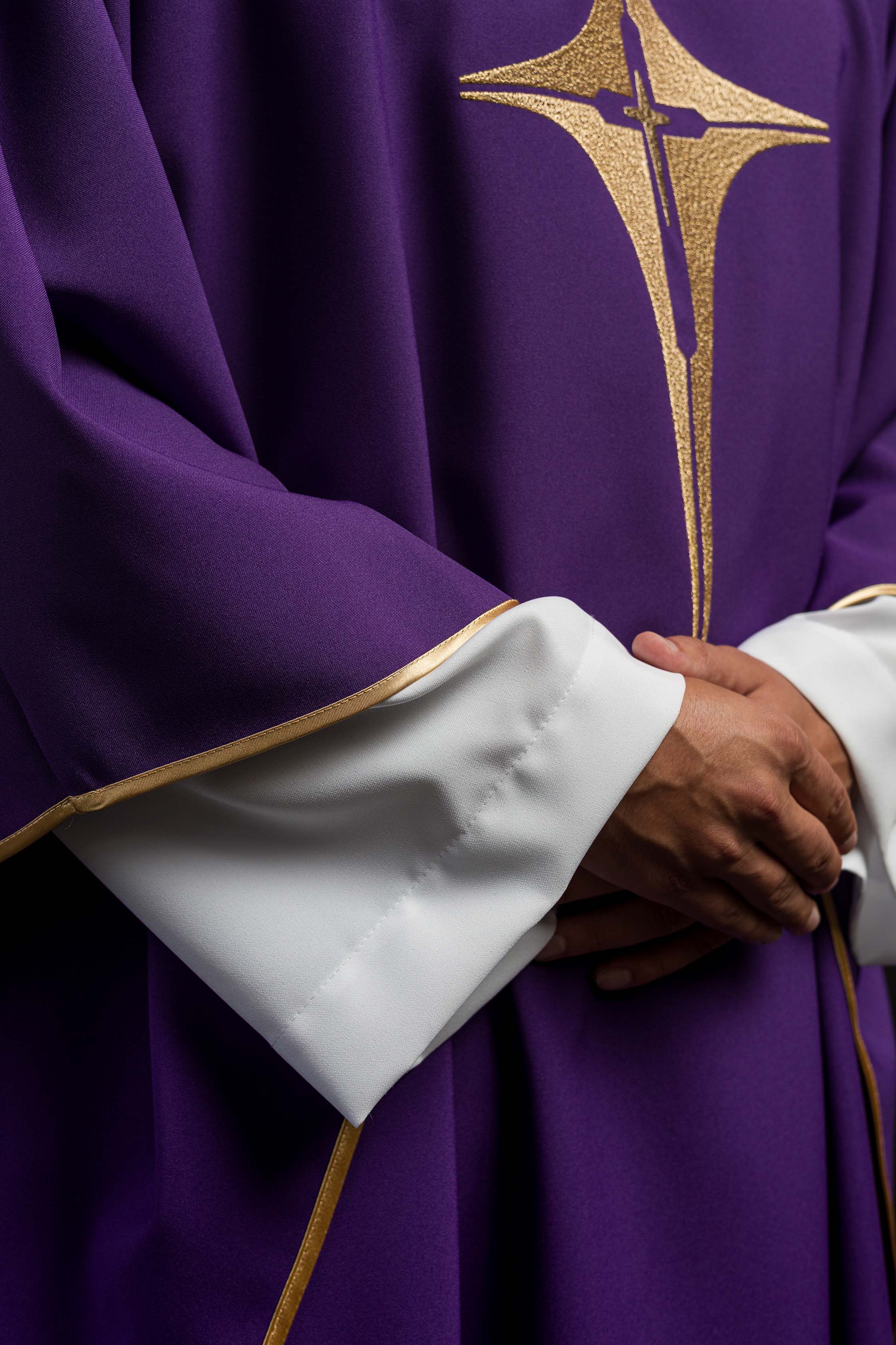 Casula roxa com cruz bordada a ouro