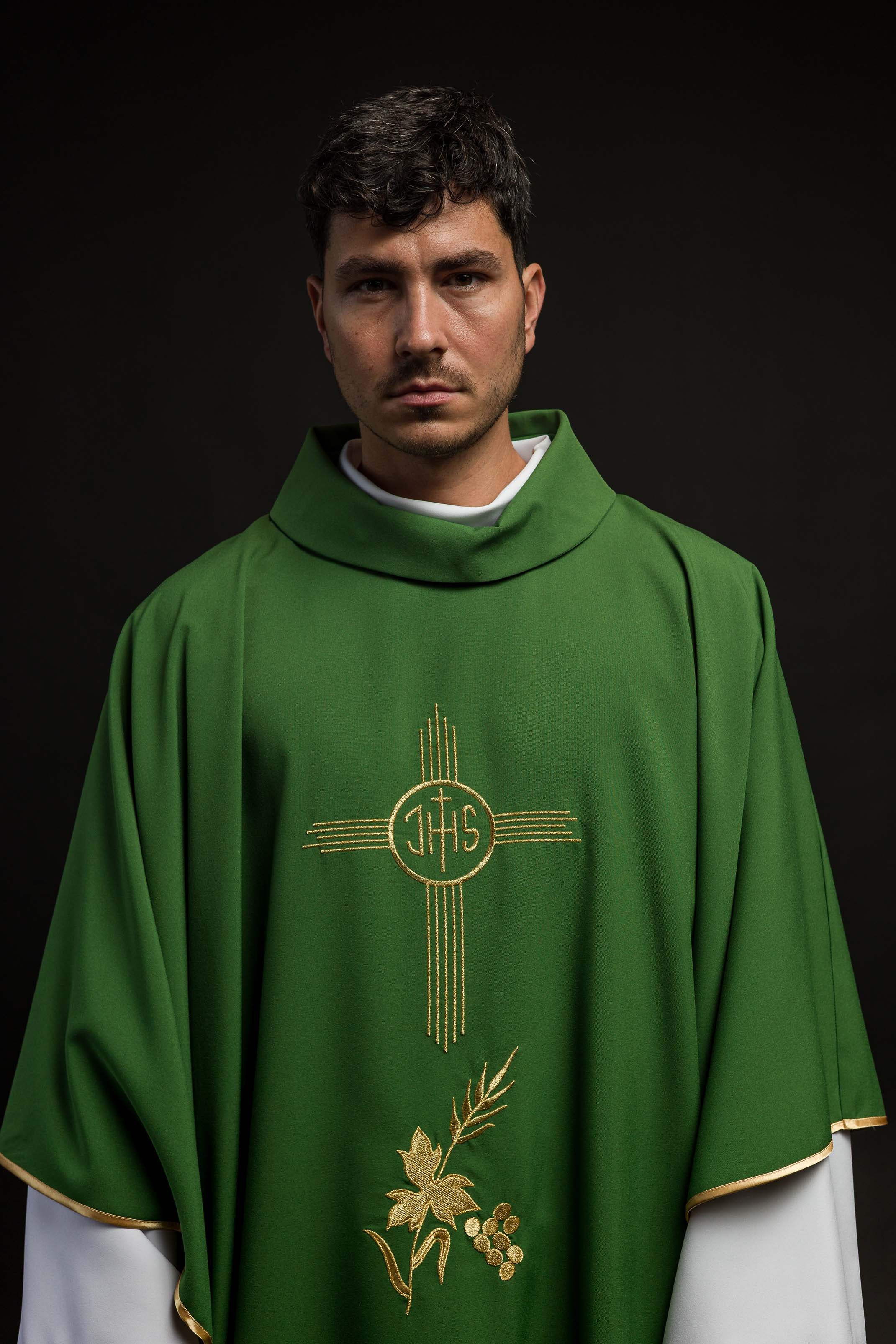 Casula verde com bordado IHS