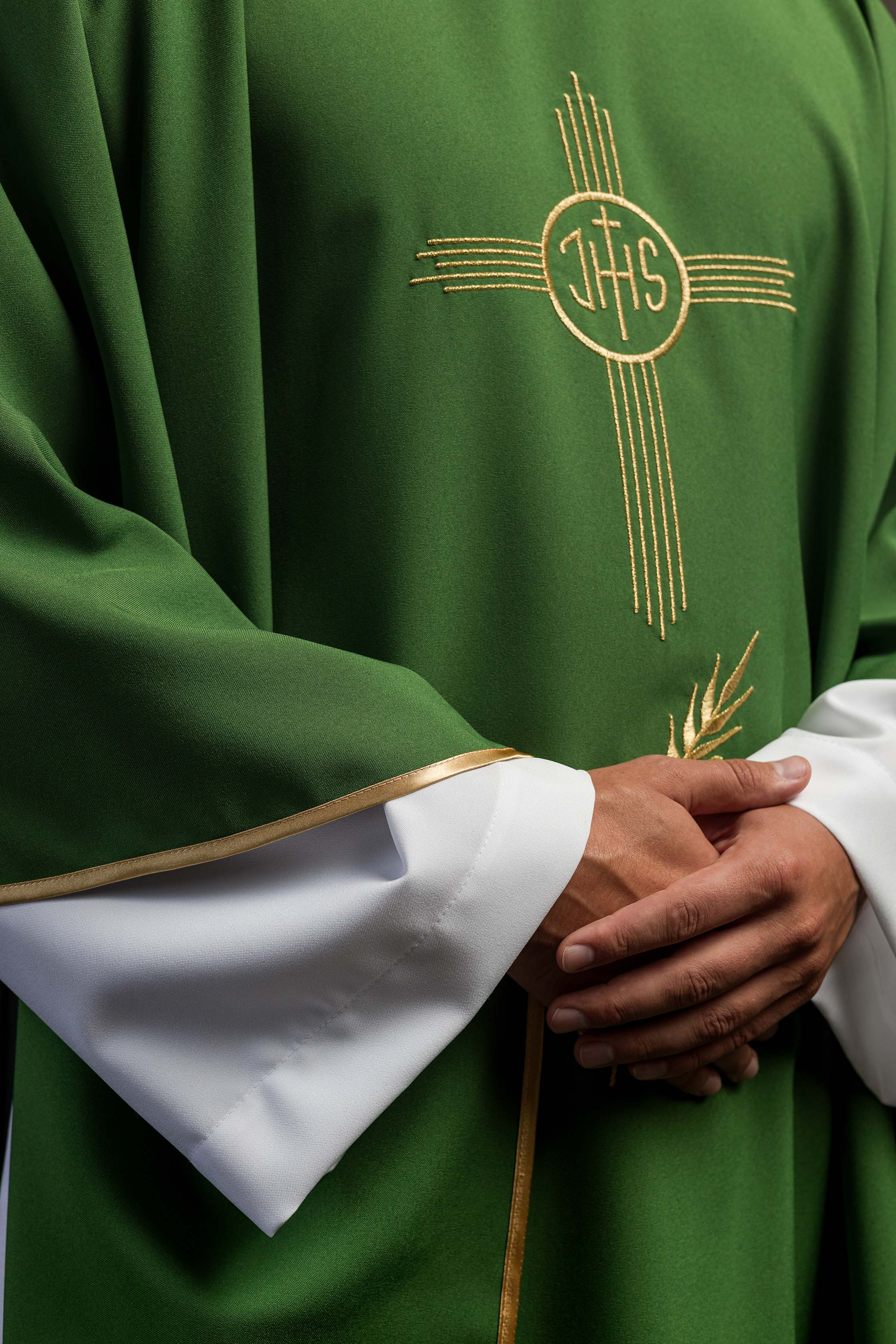 Casula verde com bordado IHS