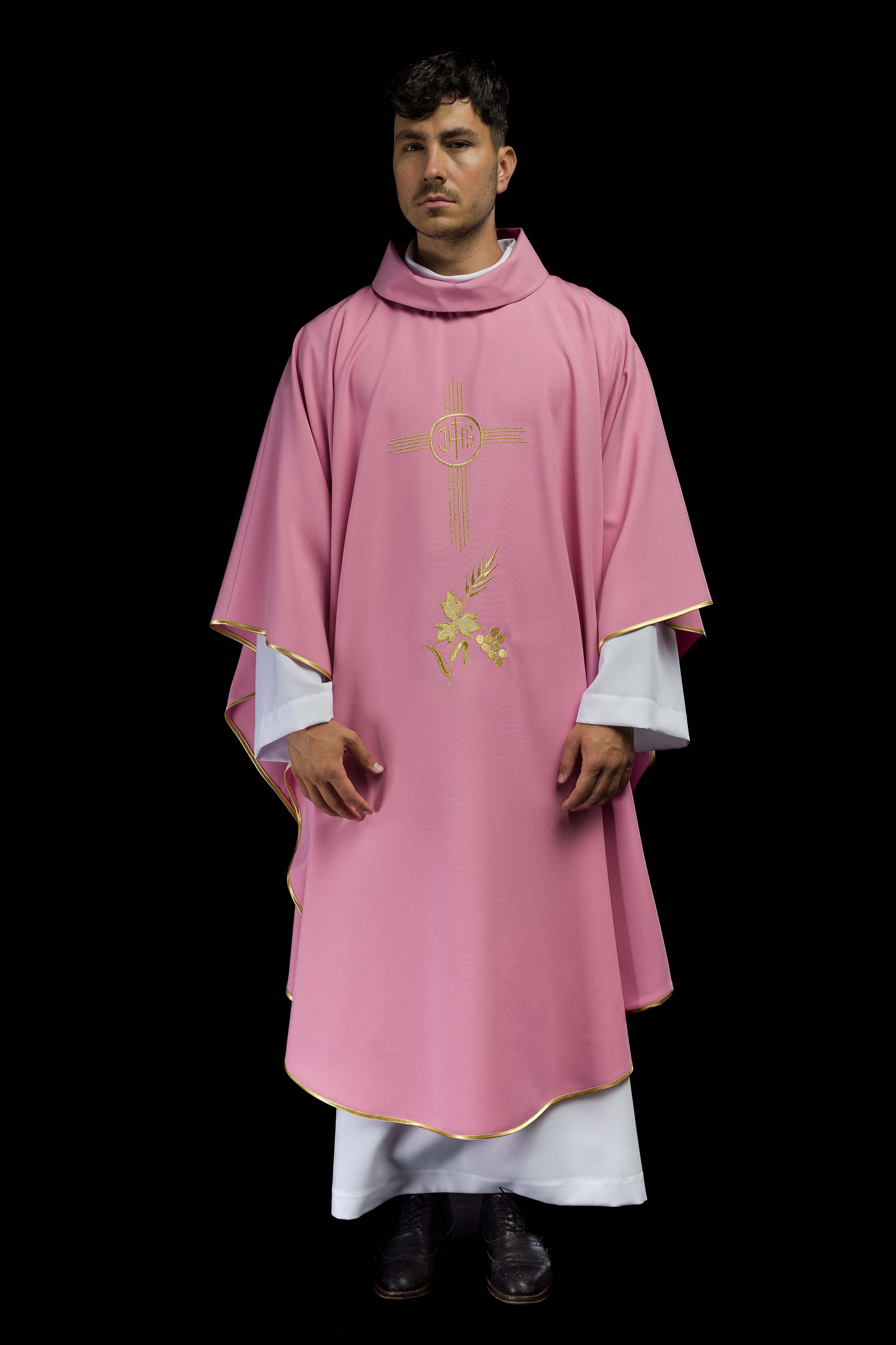Casula rosa com bordado IHS