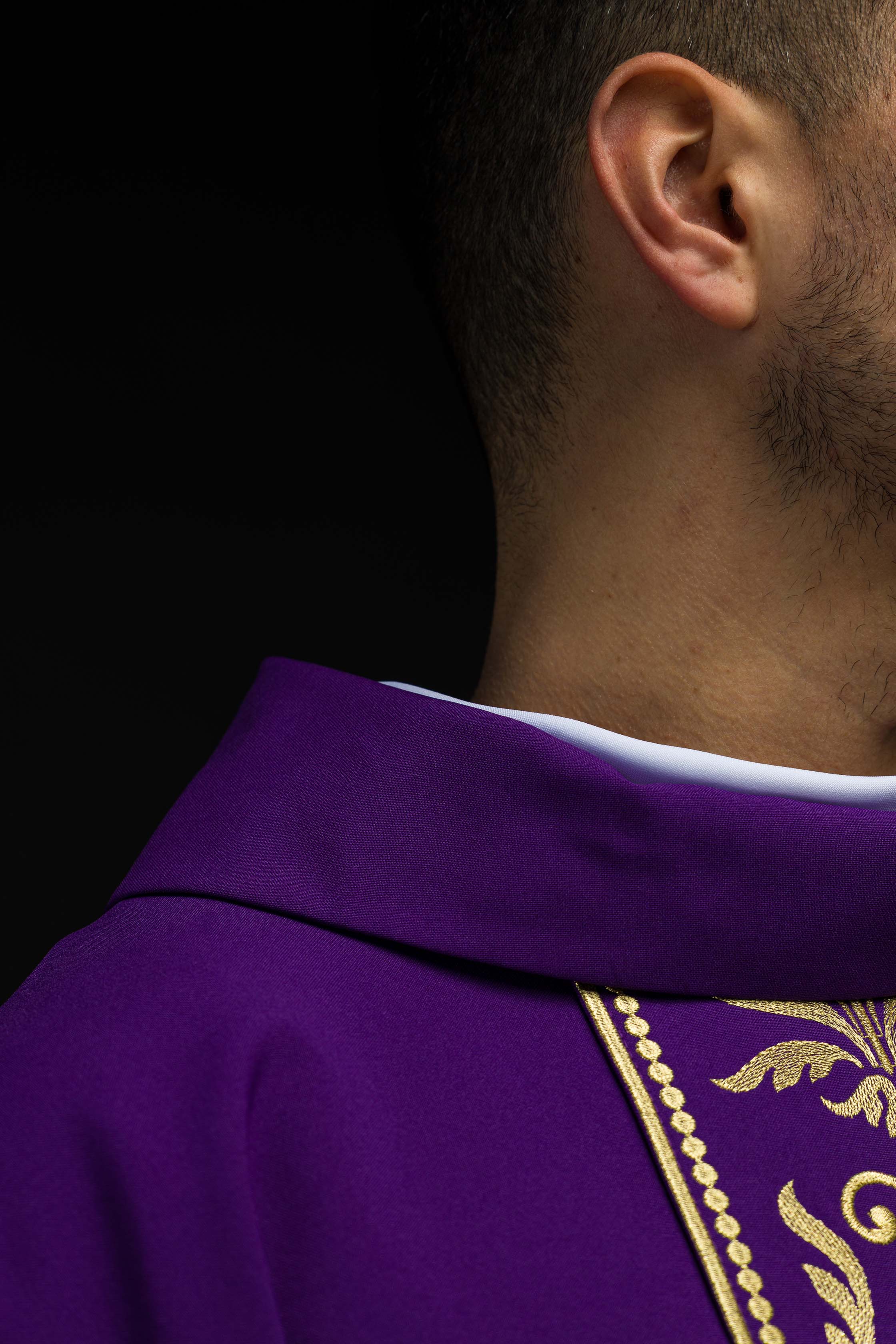 Casula roxa com motivo bordado a dourado