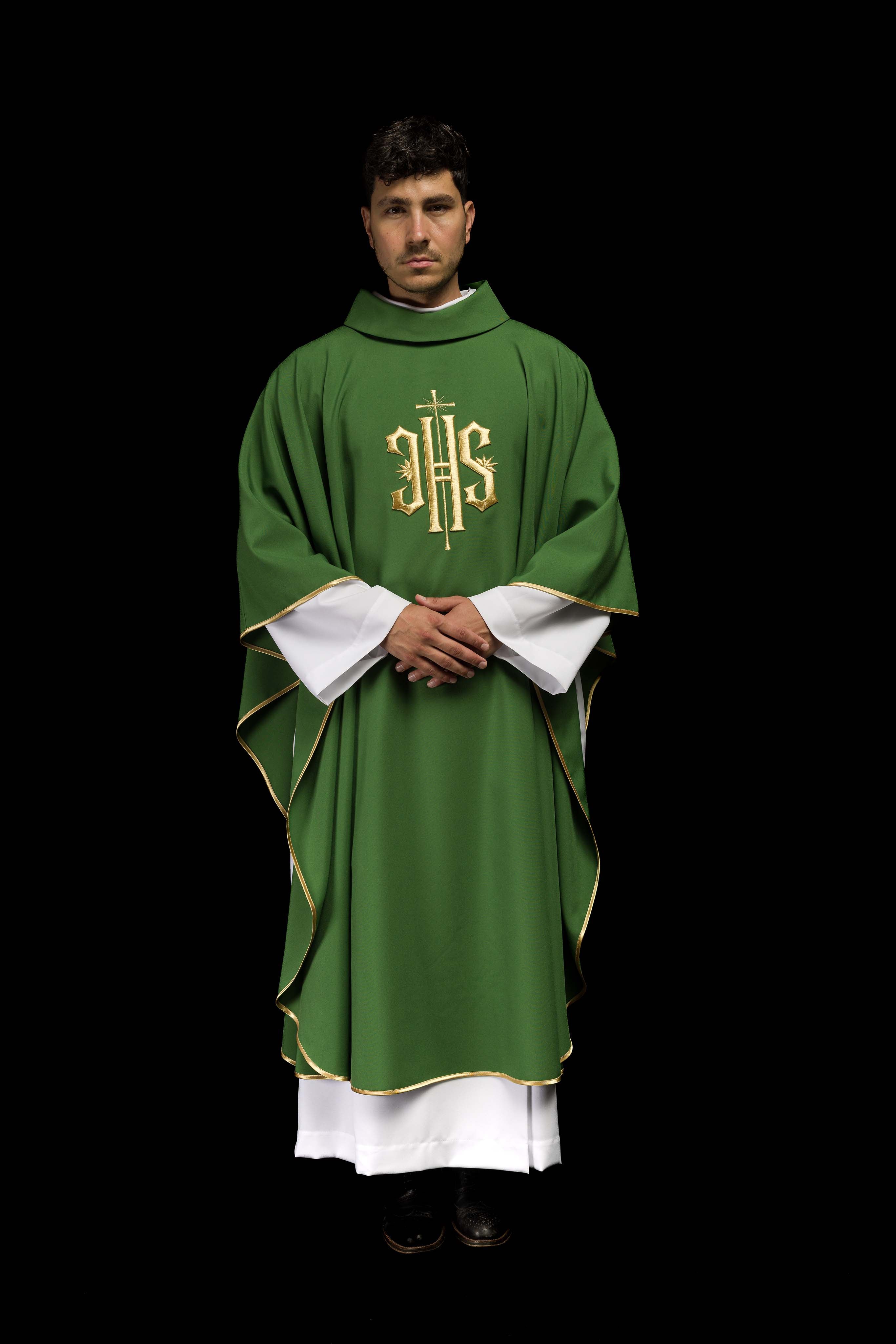 Casula verde com bordado IHS dourado