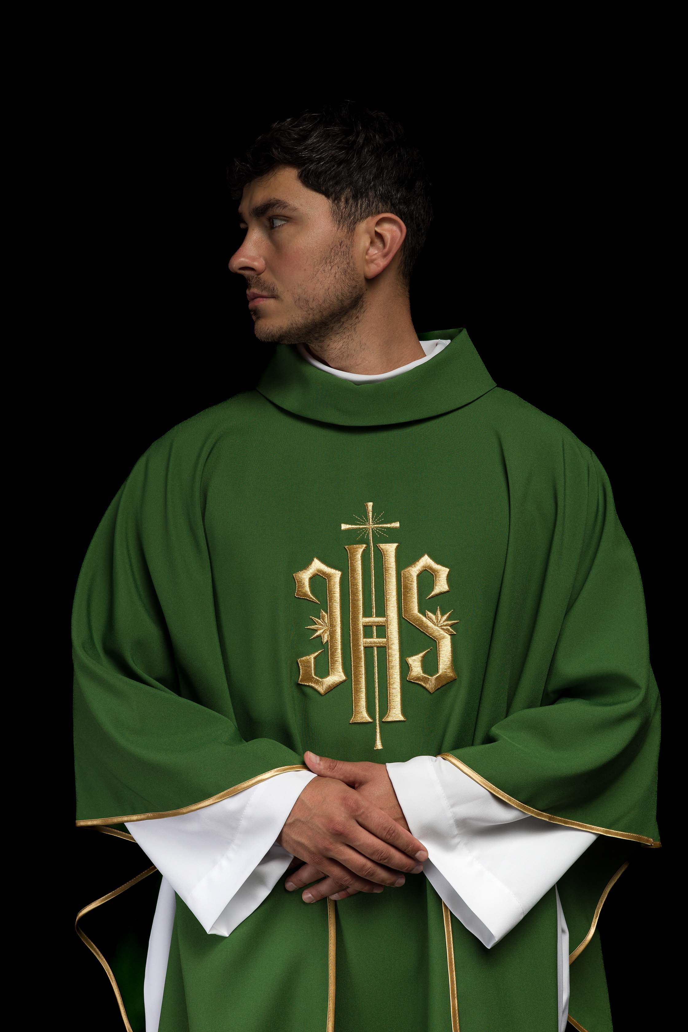 Casula verde com bordado IHS dourado