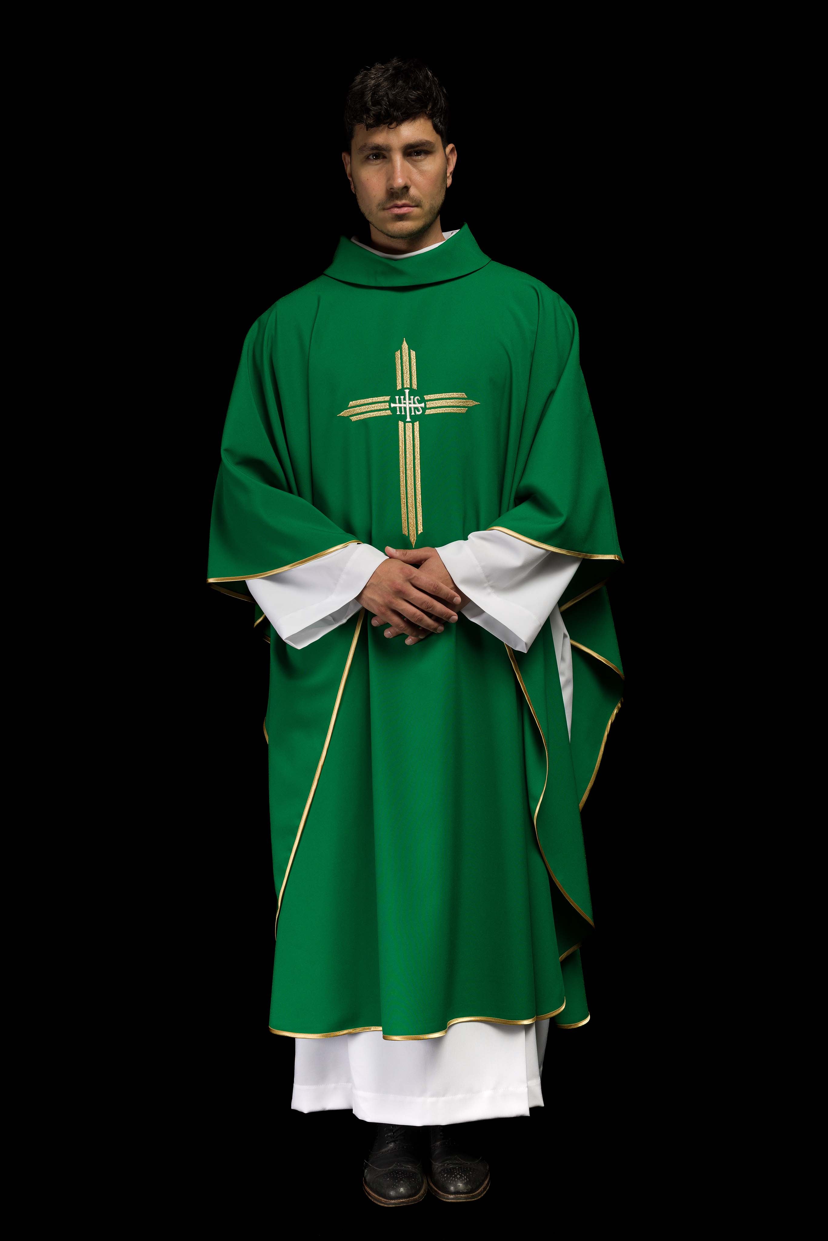 Casula verde com bordado de cruz IHS