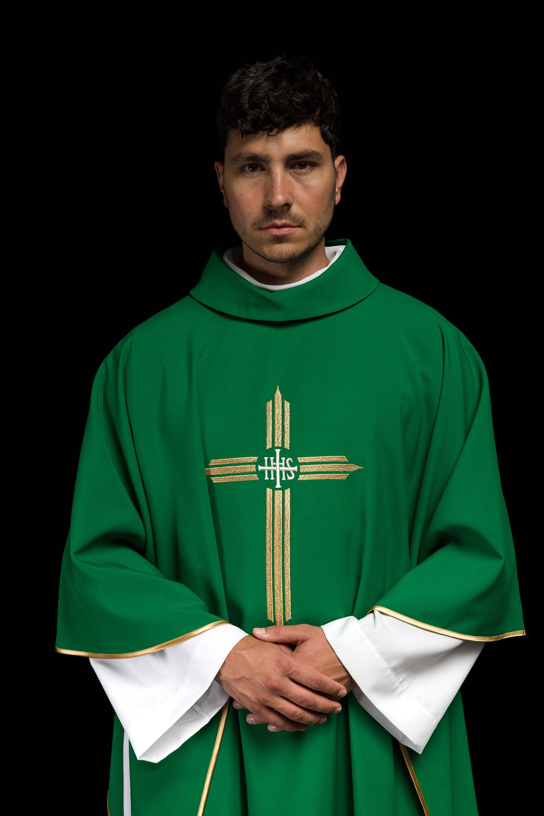 Casula verde com bordado de cruz IHS