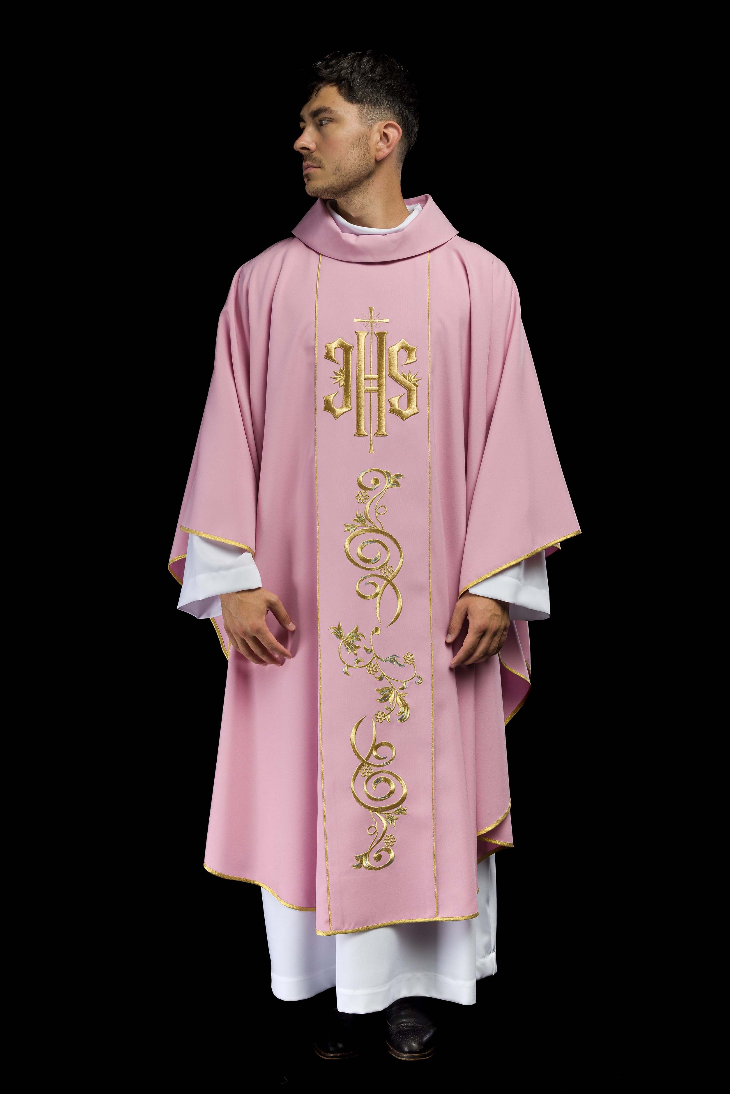 Casula rosa com bordado IHS dourado e ornamento floral